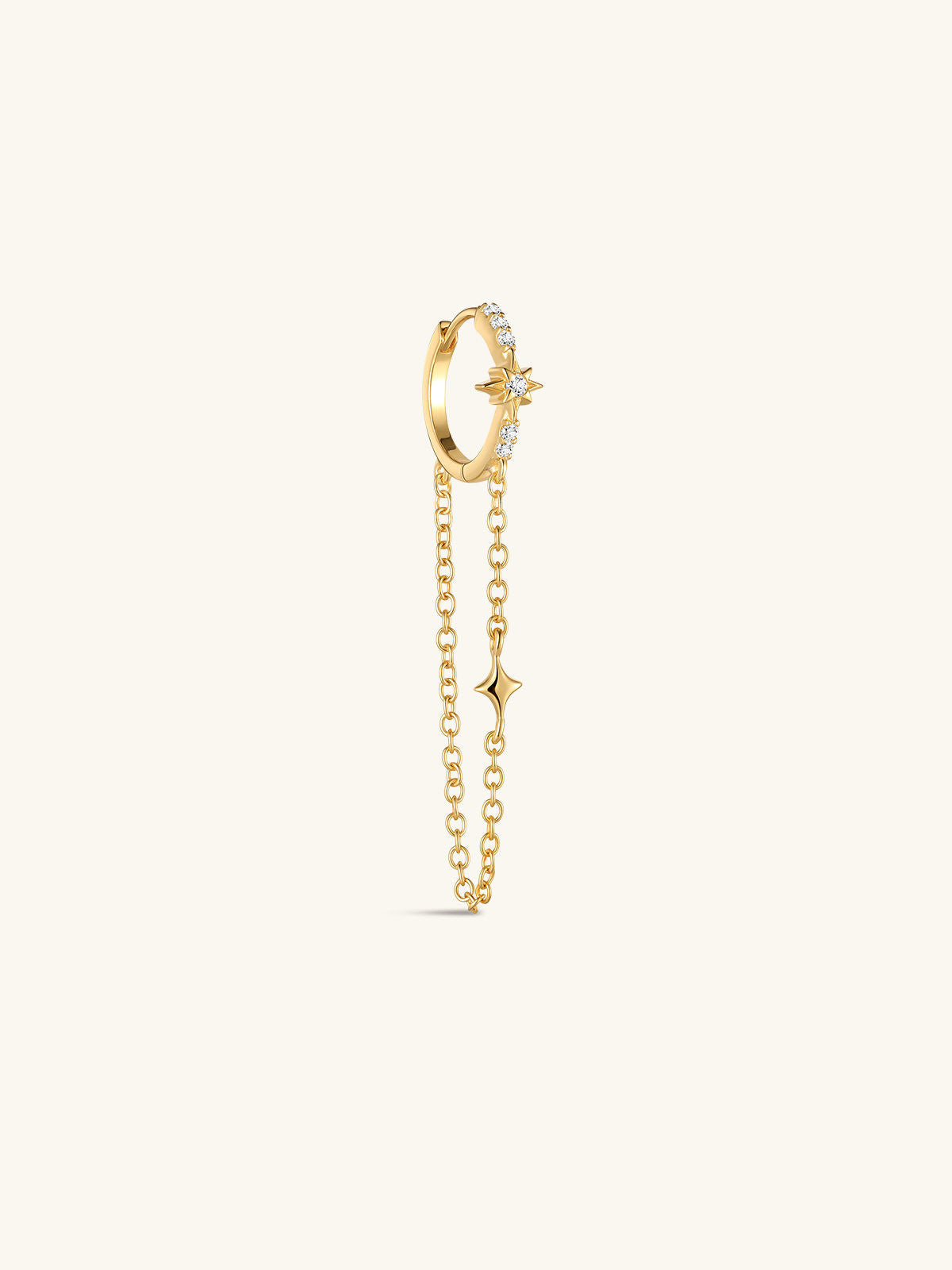 Close-up of KOSINER Rising Star gold-plated chain hoop with a long chain loop and polished star charm in an ear stack