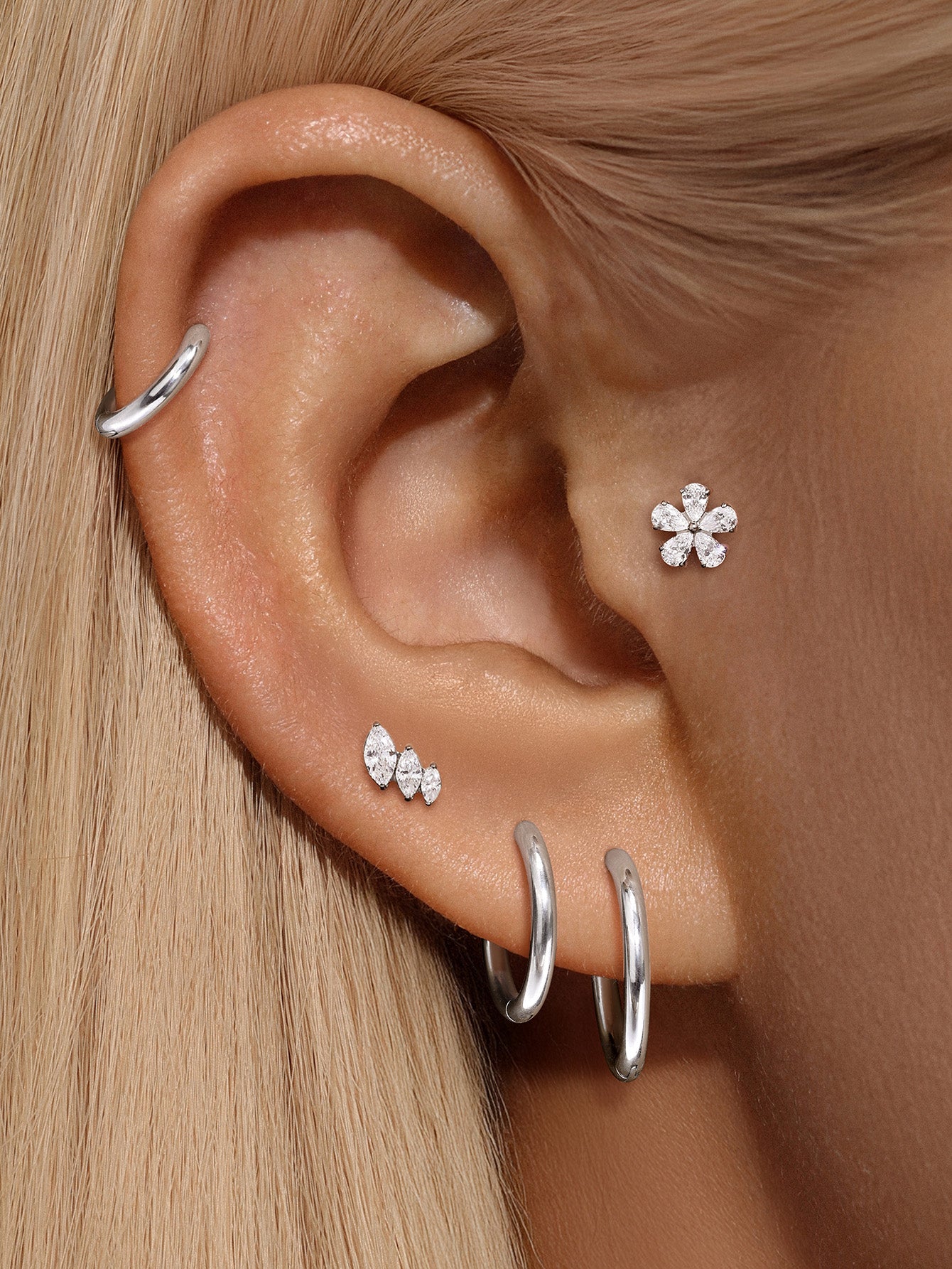 Huggie pequeño y delgado de titanio