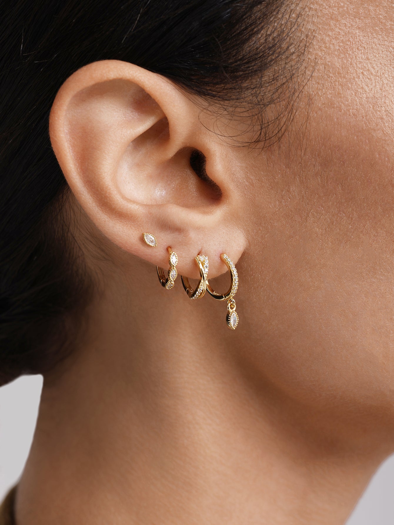 Elegante glitzernde Ohrring-Serie aus 925er-Sterlingsilber mit Pferdeauge und Zirkonia-Perlenrand