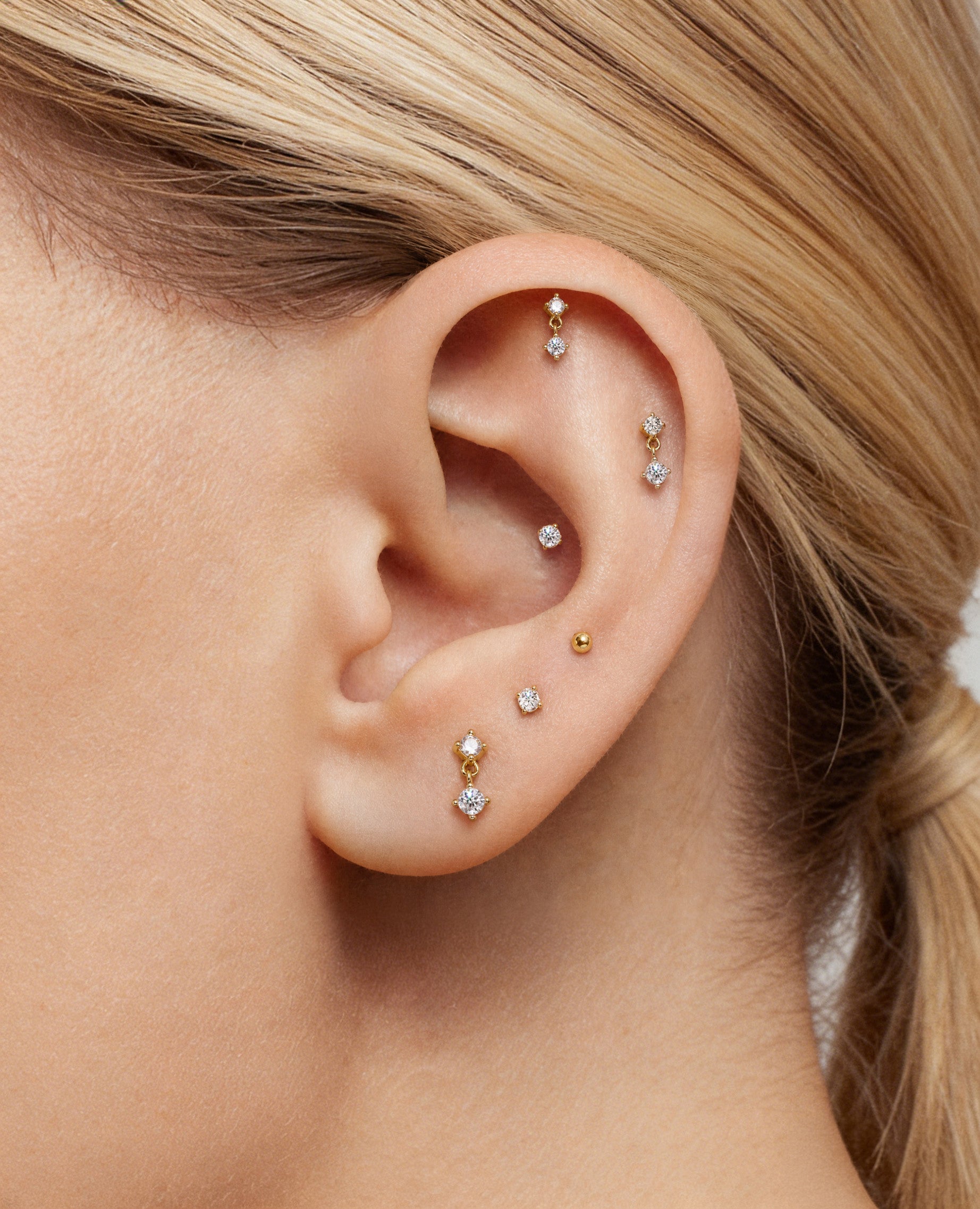 Piercing de oreja con mini colgante de oro macizo de 14 quilates