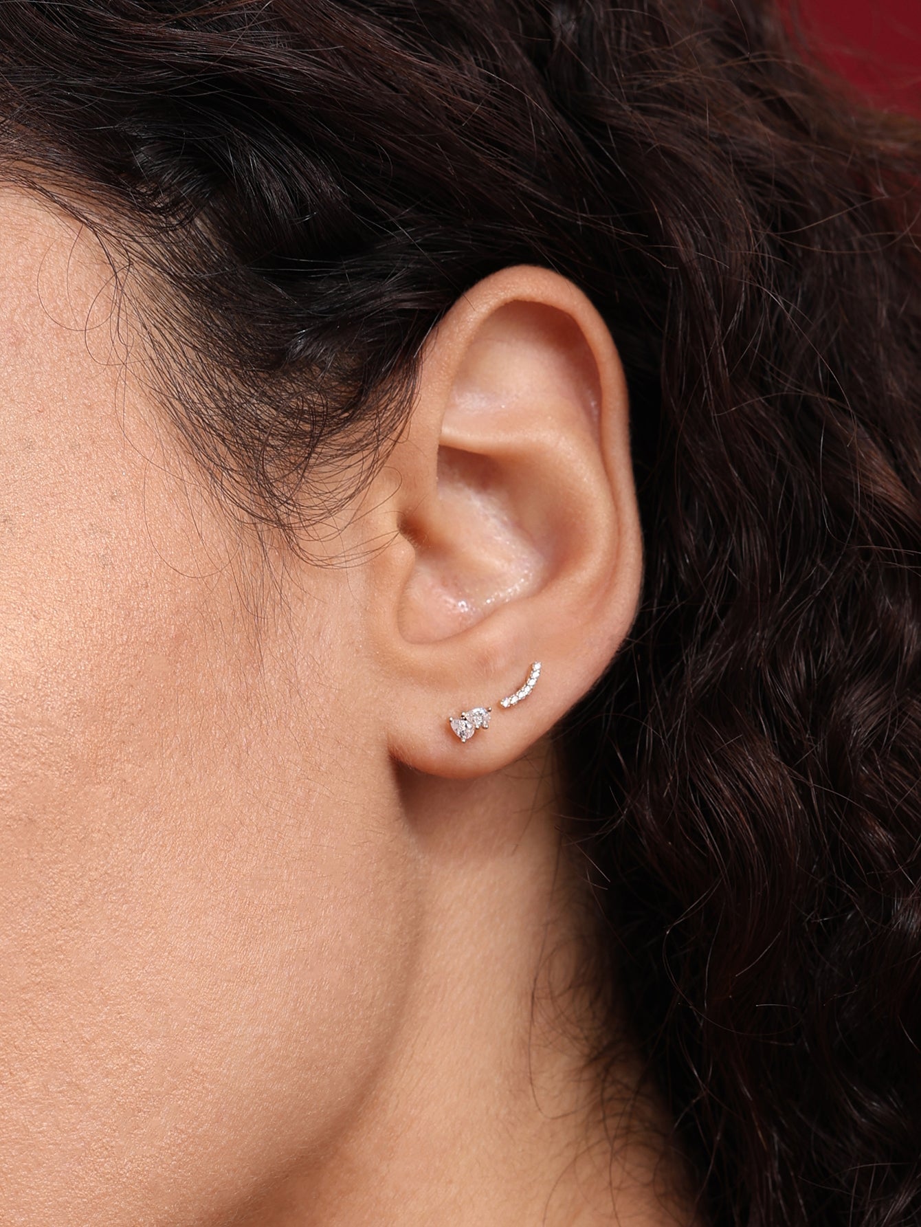 Clou de perçage d'oreille en forme de croissant pavé en or massif 14 carats