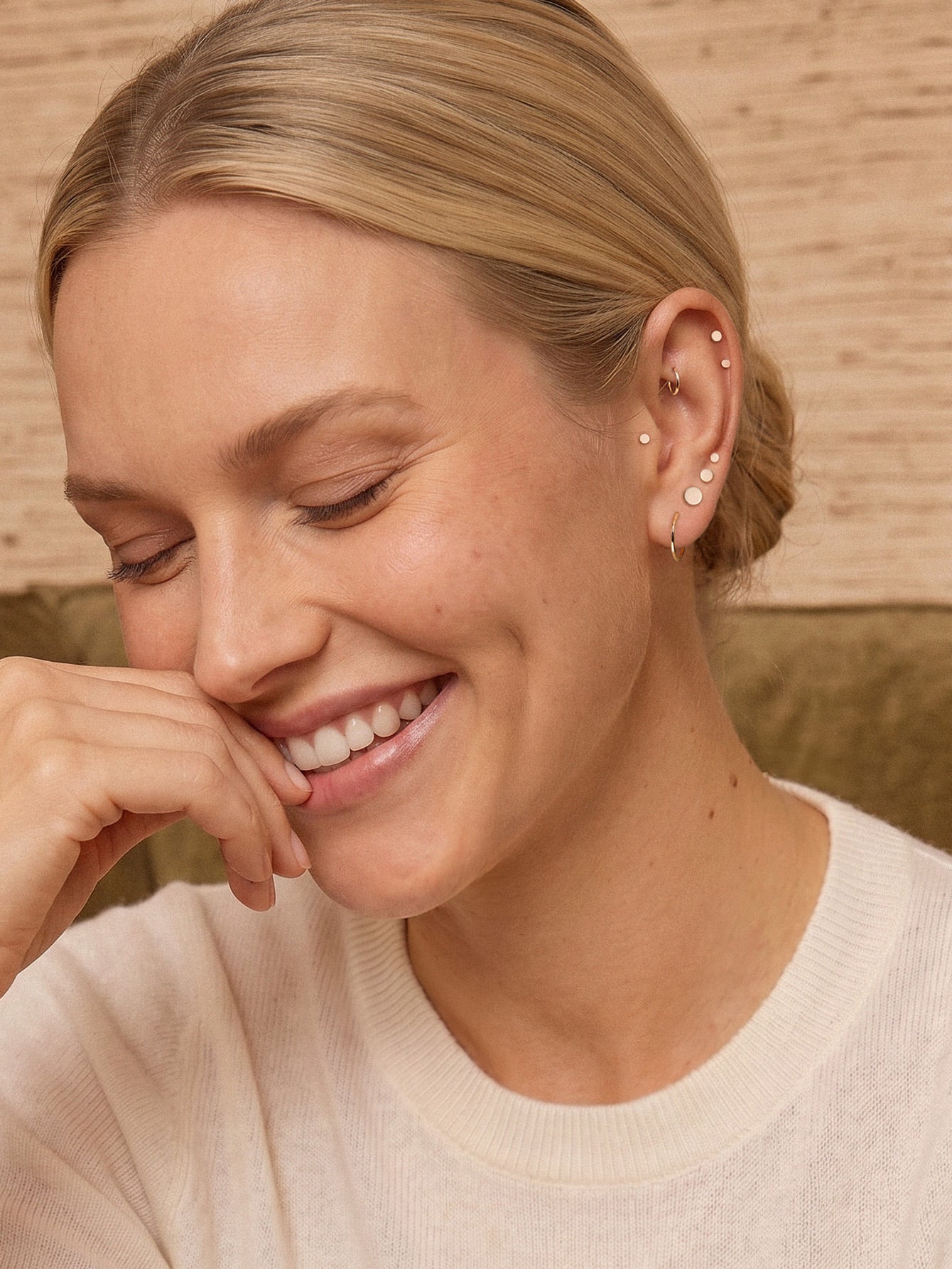 KOSINER elegant gold-tone necklace featuring a minimalist design, perfect for layering or as a standalone accessory for any outfit