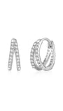 Set di due orecchini in argento sterling: geometrico aperto e a cerchio abbracciato, entrambi con pavé di pietre di zirconi cubici. Pagina del prodotto.