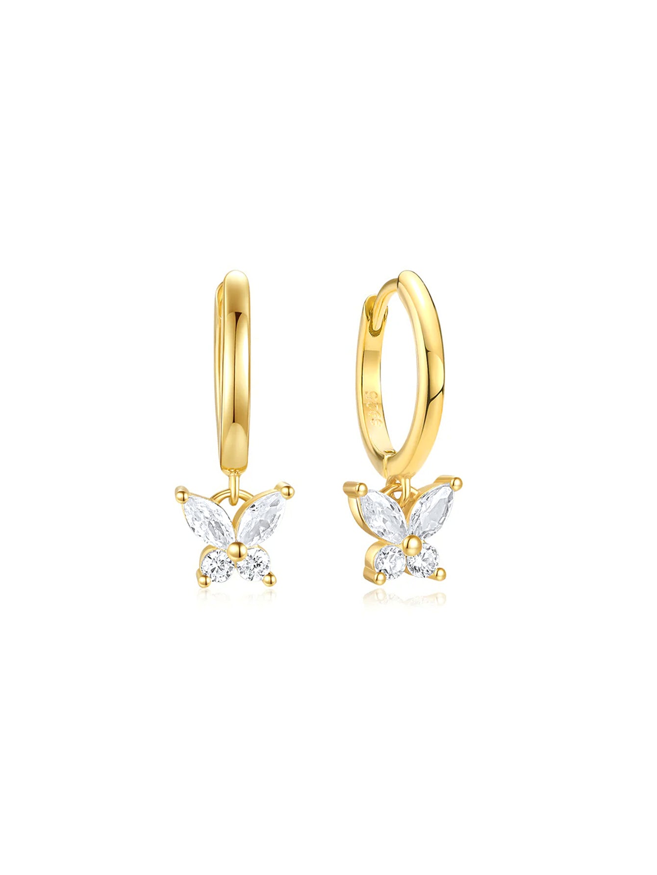 蝶のペンダントとキュービックジルコニアのアクセントが付いたゴールド925スターリングシルバーのフープイヤリング、製品の外観。