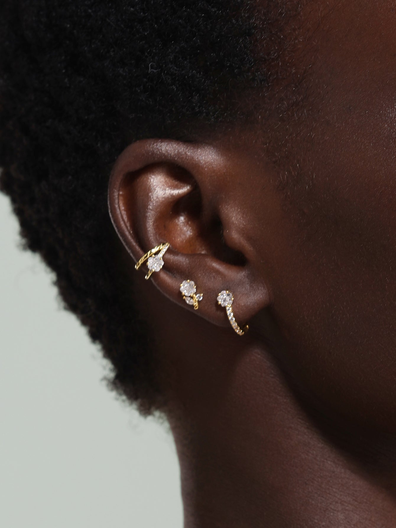 Orecchini a cerchio con fiori di zirconio in argento sterling lucido con fiori di ciliegio