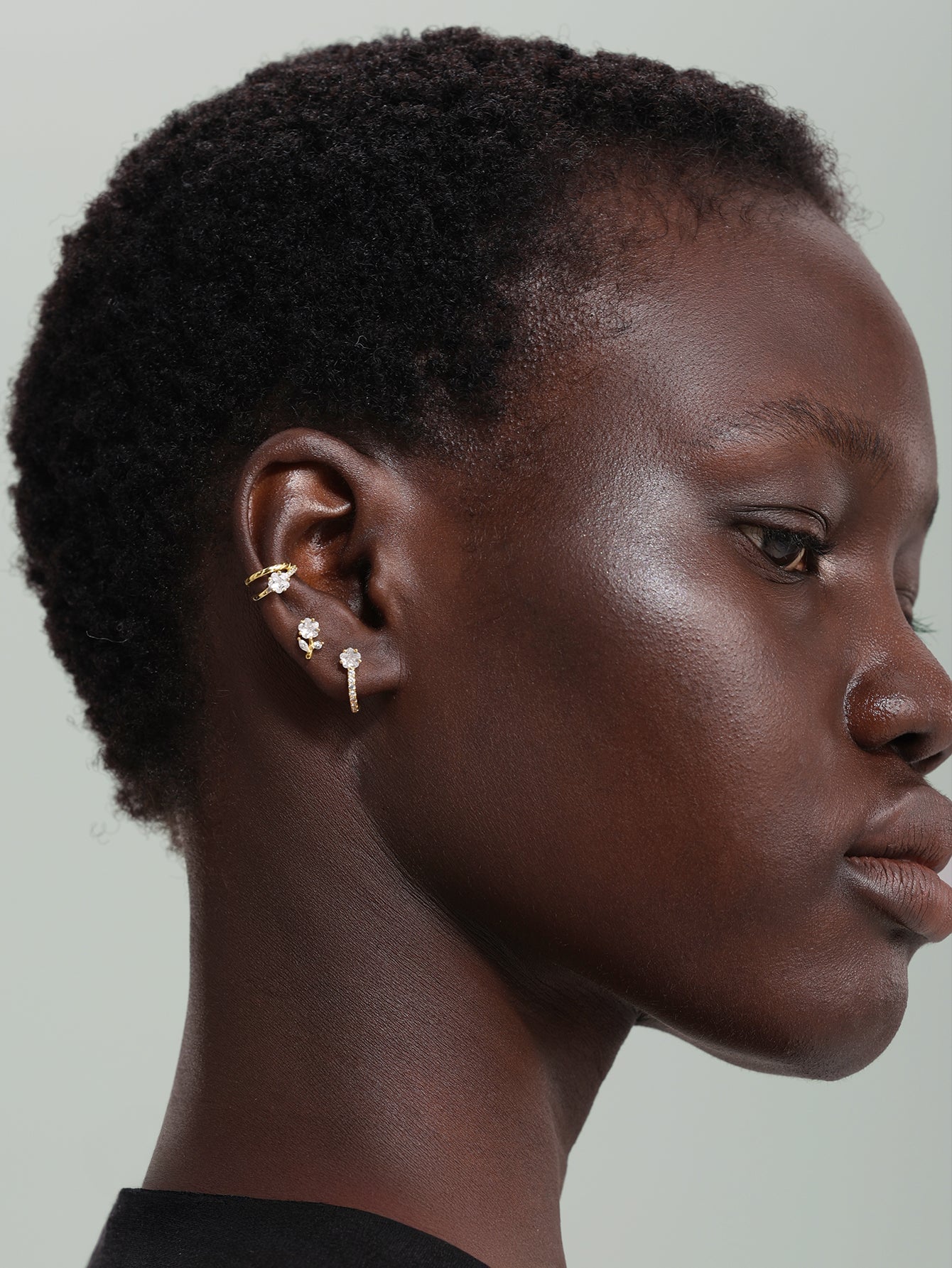 Orecchini a cerchio con fiori di zirconio in argento sterling lucido con fiori di ciliegio