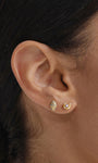 Kosiner S925 Silber Conch Lila CZ Flatback-Ohrring am Ohr getragen, zierlicher Küsten-Sommer-Piercing-Schmuck
