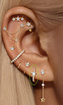Orecchino a cerchio con labradorite stellare KOSINER in una pila di orecchie curata, look da piercing celeste