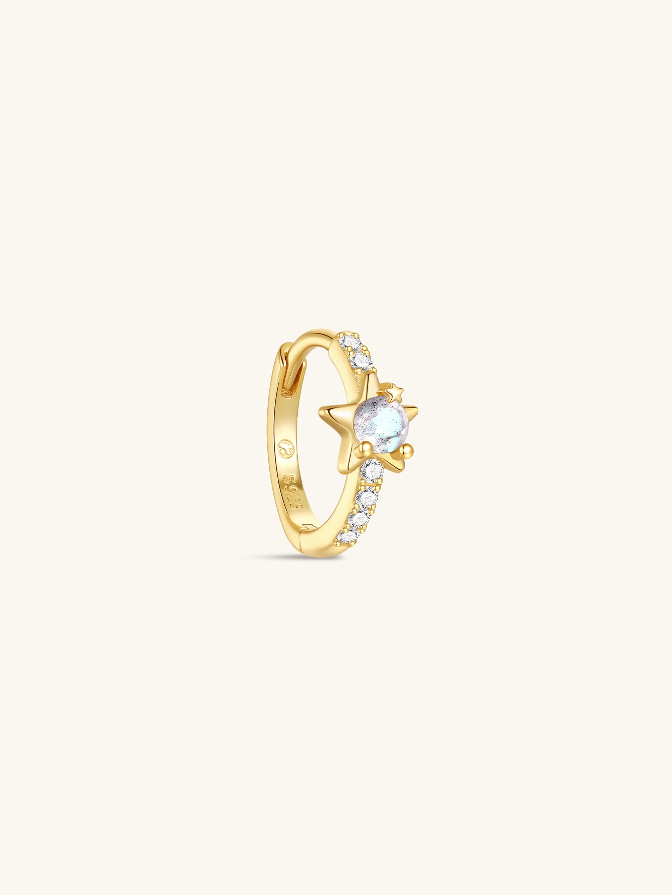 Primo piano dell'orecchino a cerchio con labradorite stella KOSINER, pietra preziosa blu flash con zirconi