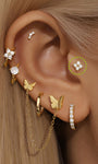 Perno piercing a quattro fiori in oro massiccio 14K con zirconi trasparenti, design labret con retro piatto sull'orecchio.