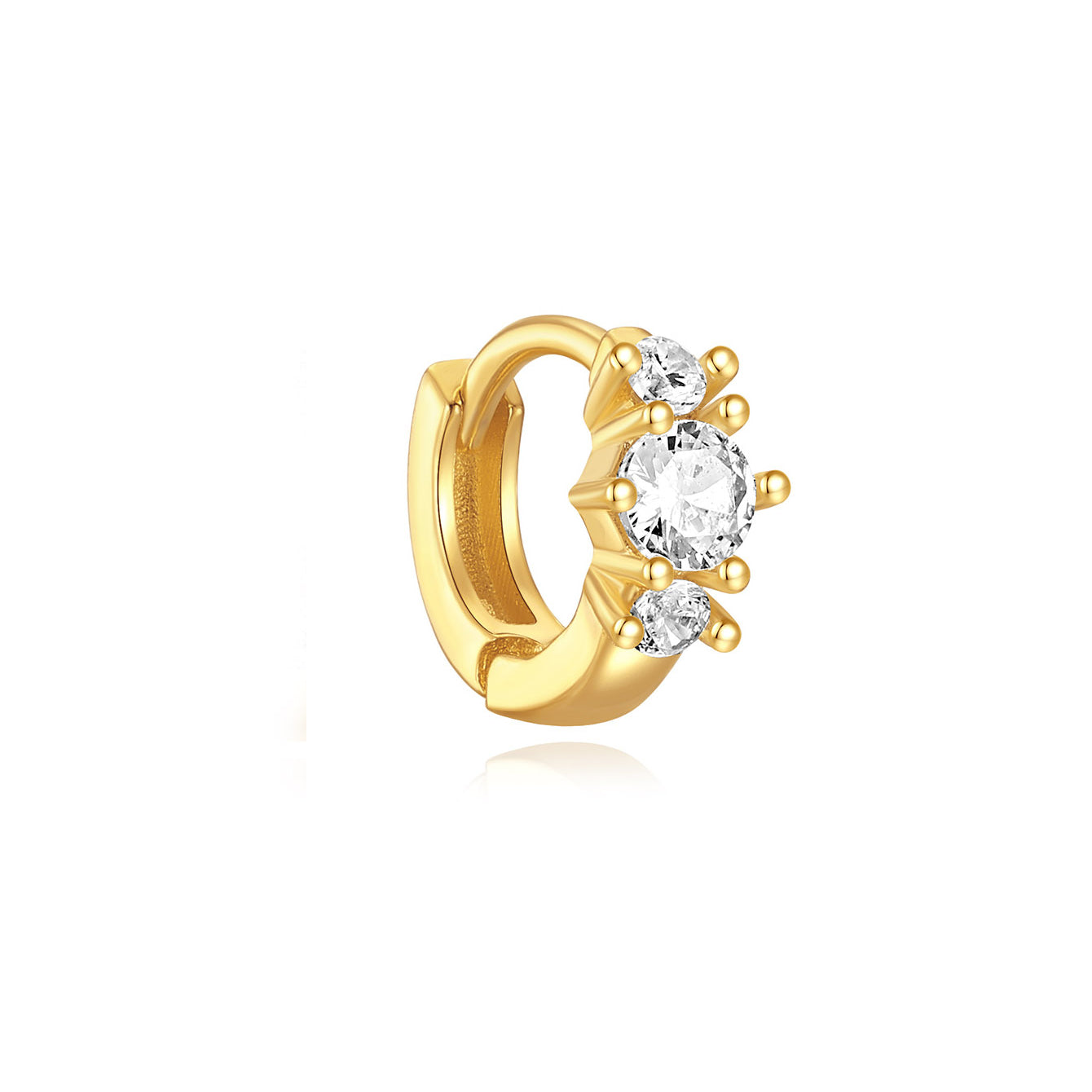 Boucle d'oreille huggie en argent sterling 925 plaqué or avec trois pierres de zircone cubiques transparentes, aspect du produit.