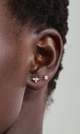 Perno per piercing all'orecchio a quattro fiori in oro massiccio 14K con zirconi sull'orecchio.