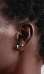 Piercing de oreja redondo clásico de oro macizo de 14 quilates con circonita cúbica brillante en la oreja.