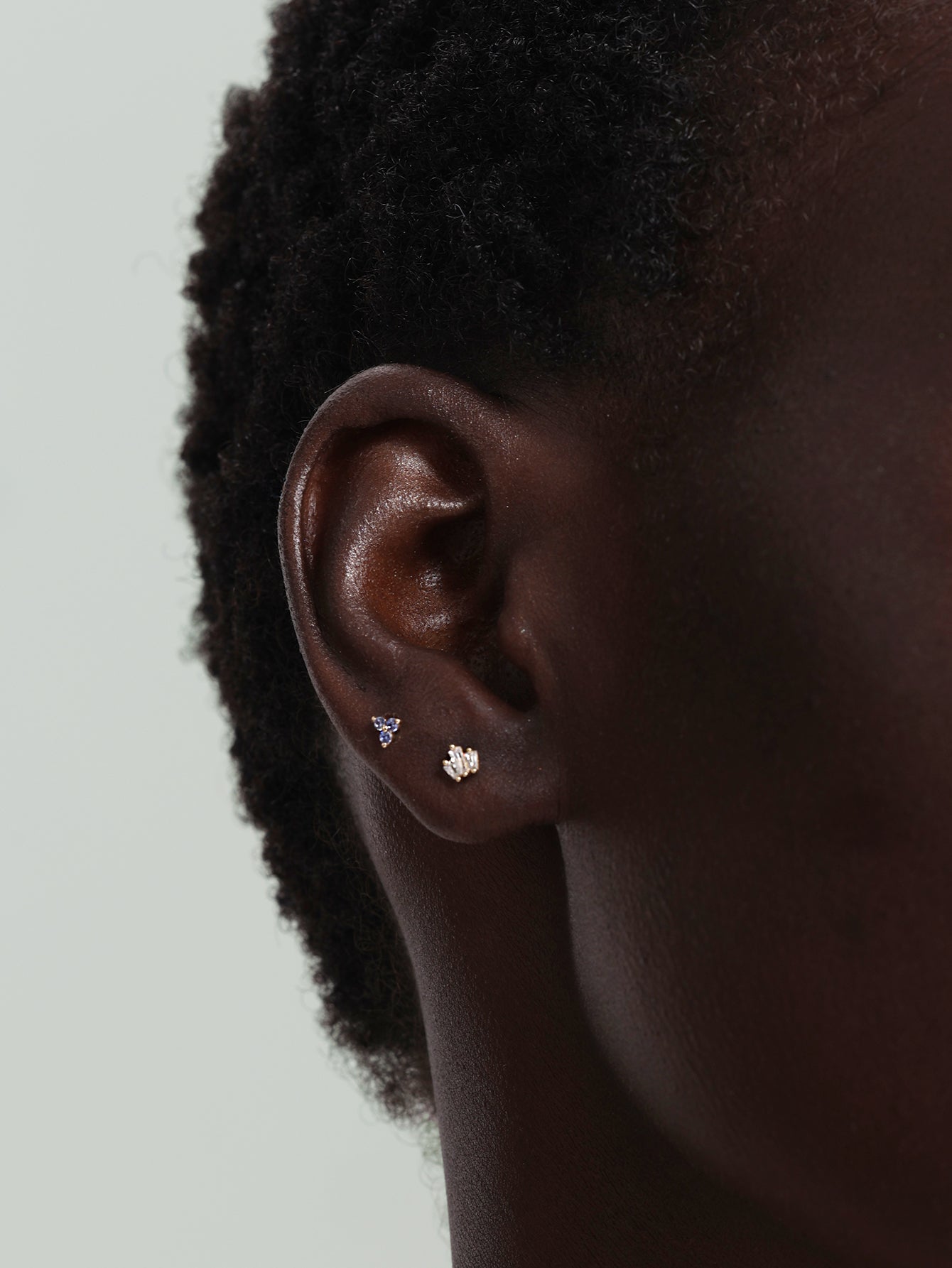 Ohrstecker aus 14-karätigem Massivgold mit glänzendem Geburtsstein „Dezember Trinity“.