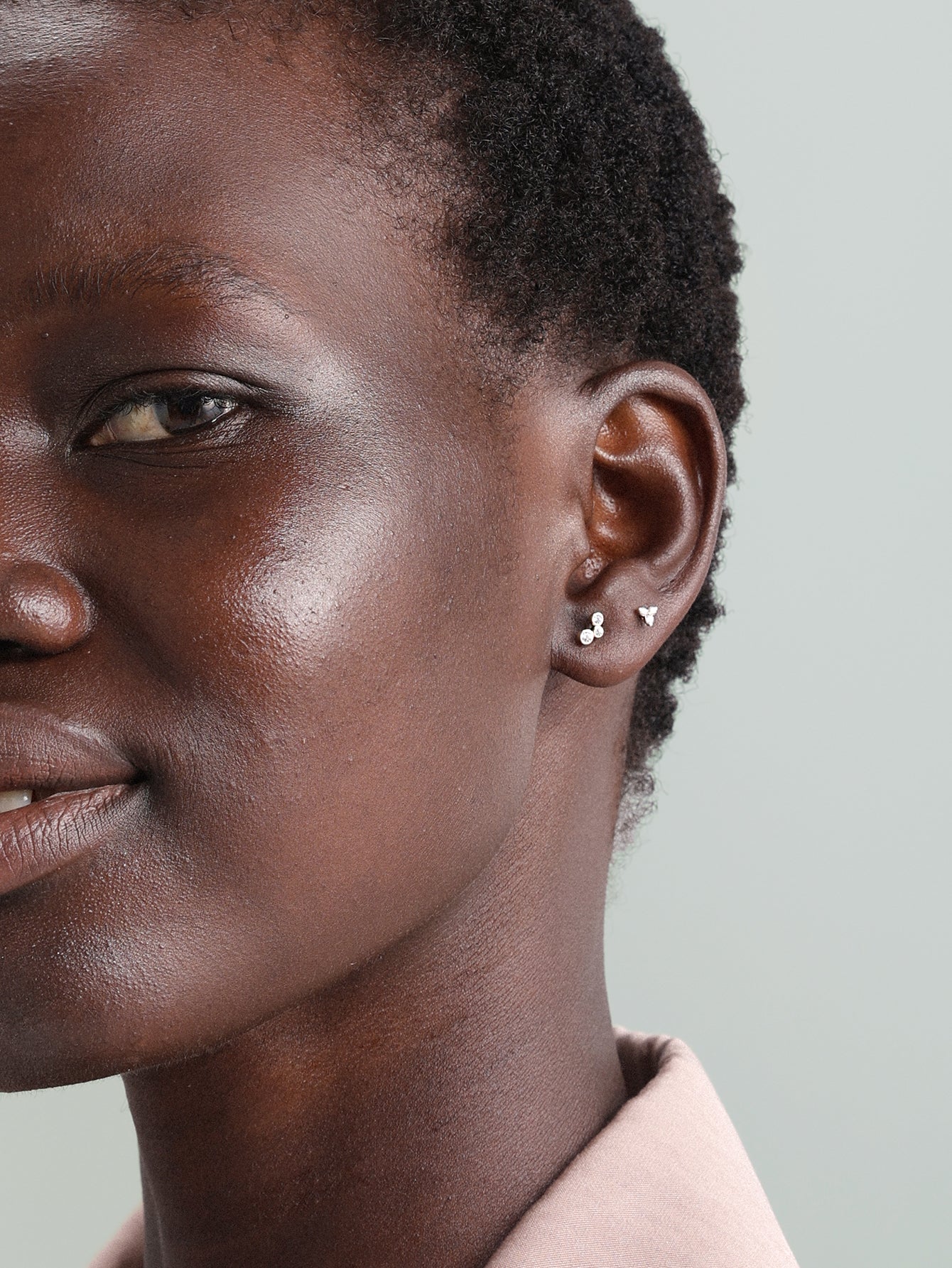 Ohrstecker aus 14-karätigem Massivgold mit glänzendem Geburtsstein „Dezember Trinity“.