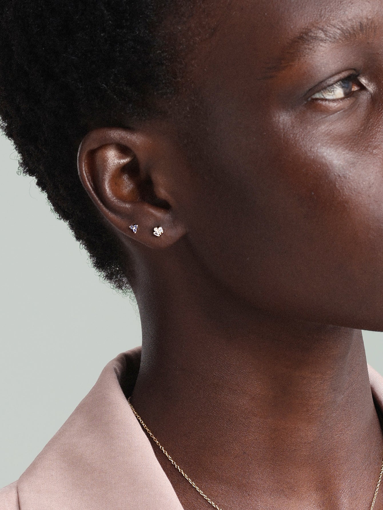 Ohrstecker aus 14-karätigem Massivgold mit glänzendem Geburtsstein „Dezember Trinity“.