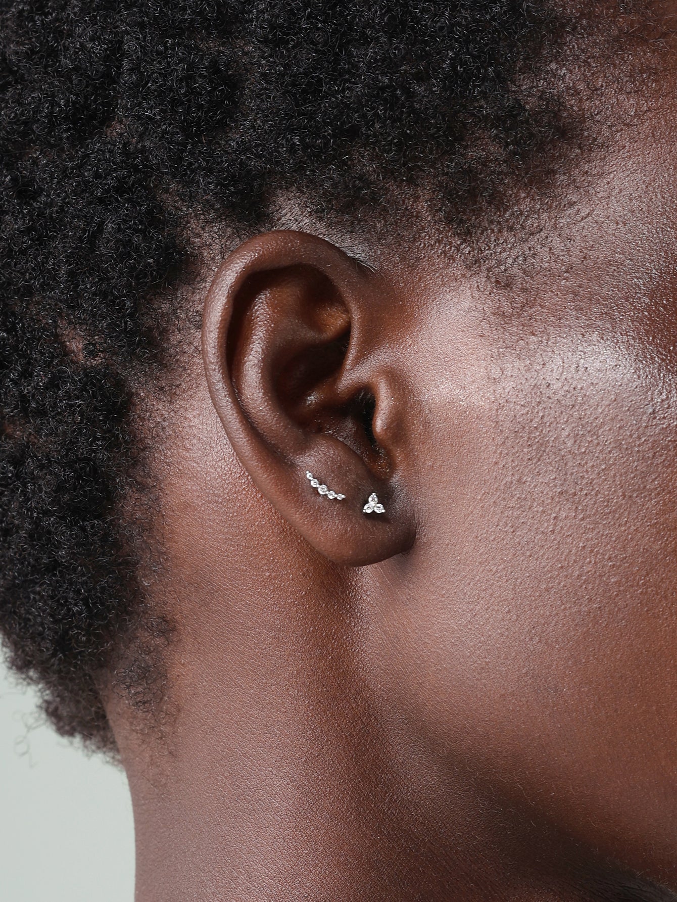 Piercing de orelha crescente em ouro maciço 14K