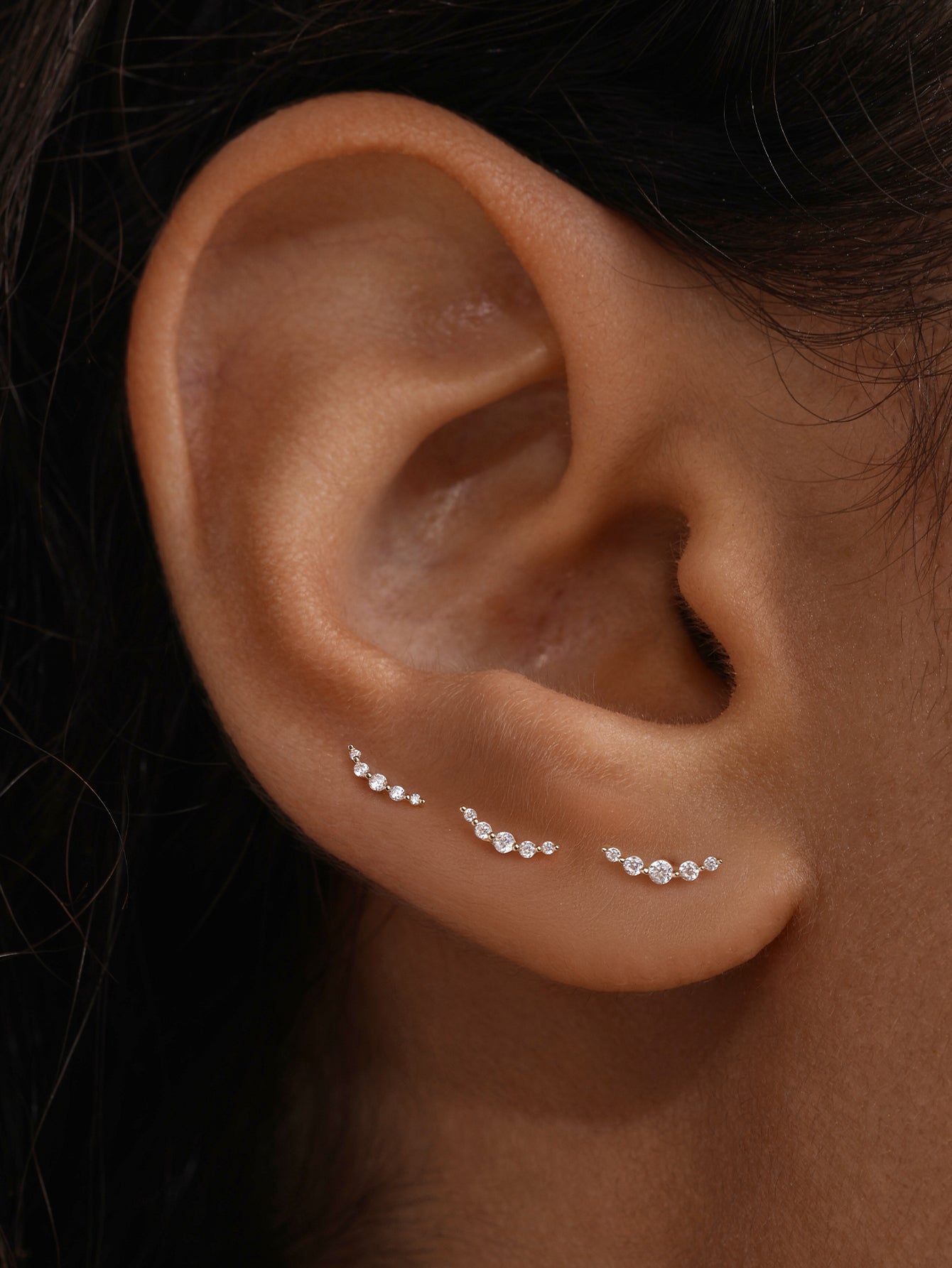 Boucles d'oreilles Amulette de Cartier en or blanc 18 carats et pavé de Boucles d'oreilles Amulette de Cartier en or blanc 18 carats et pavé de