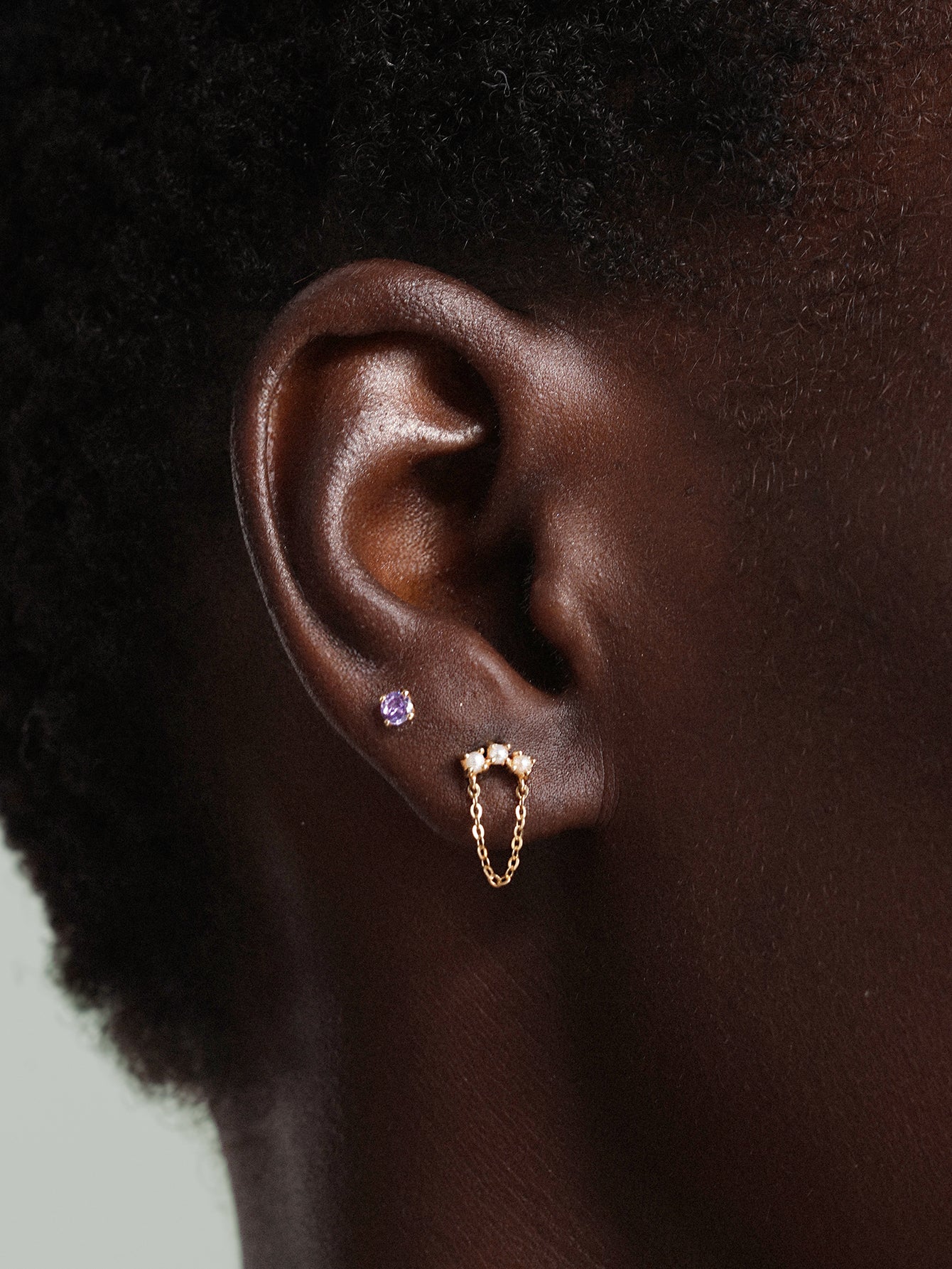 Pendientes con piedra natal de febrero de oro macizo de 14 quilates