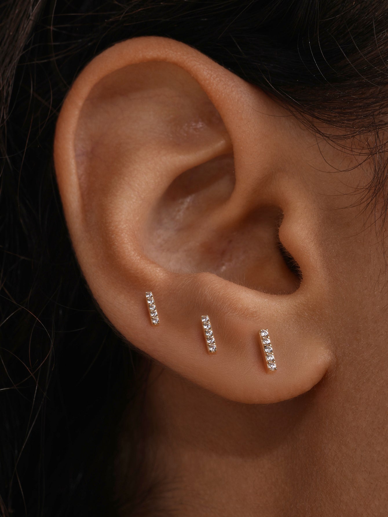 Pendiente de oreja con circonita simple mini de oro macizo de 14 quilates