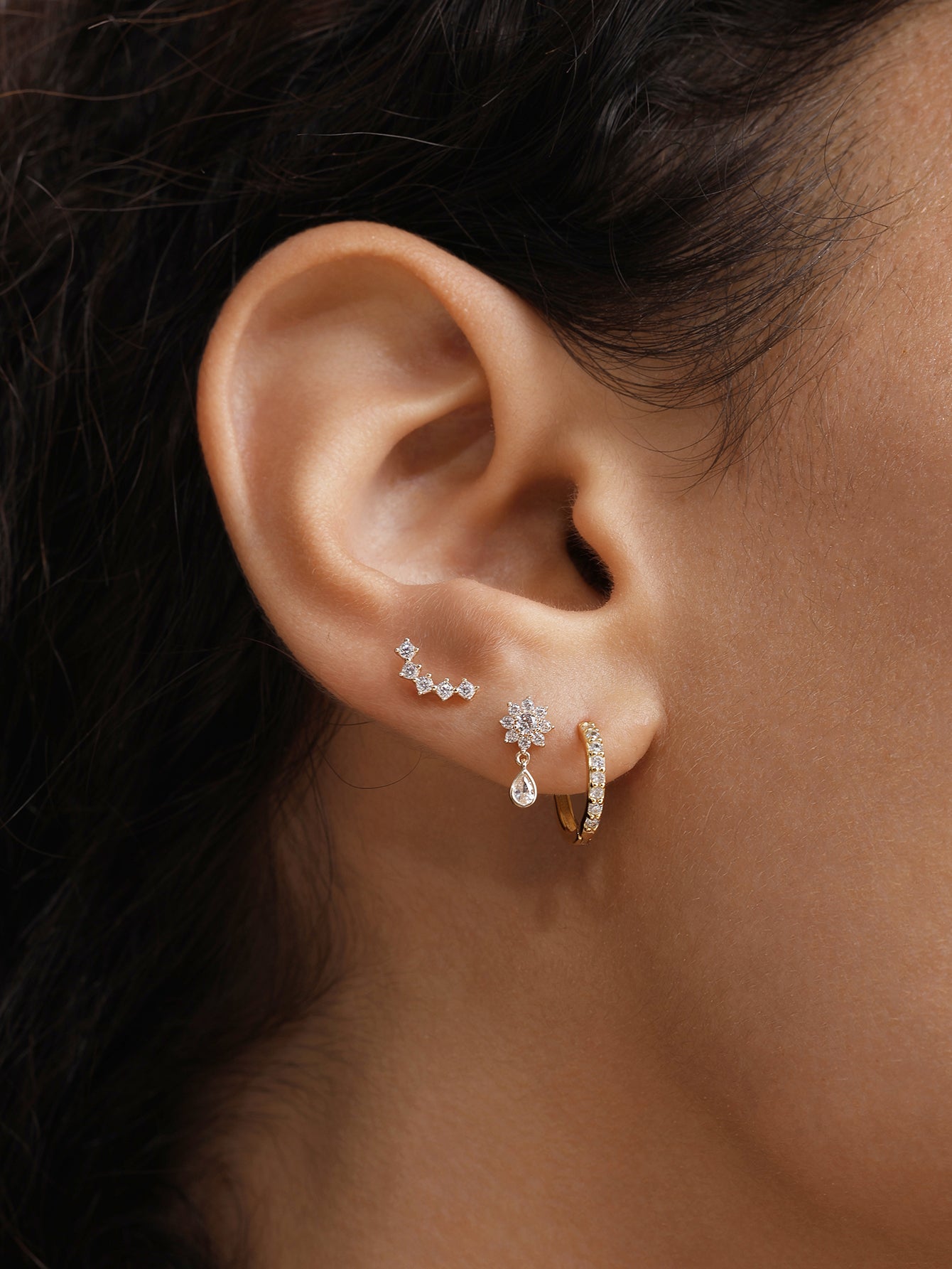 Clou de perçage d'oreille avec pendentif fleur en or massif 14 carats