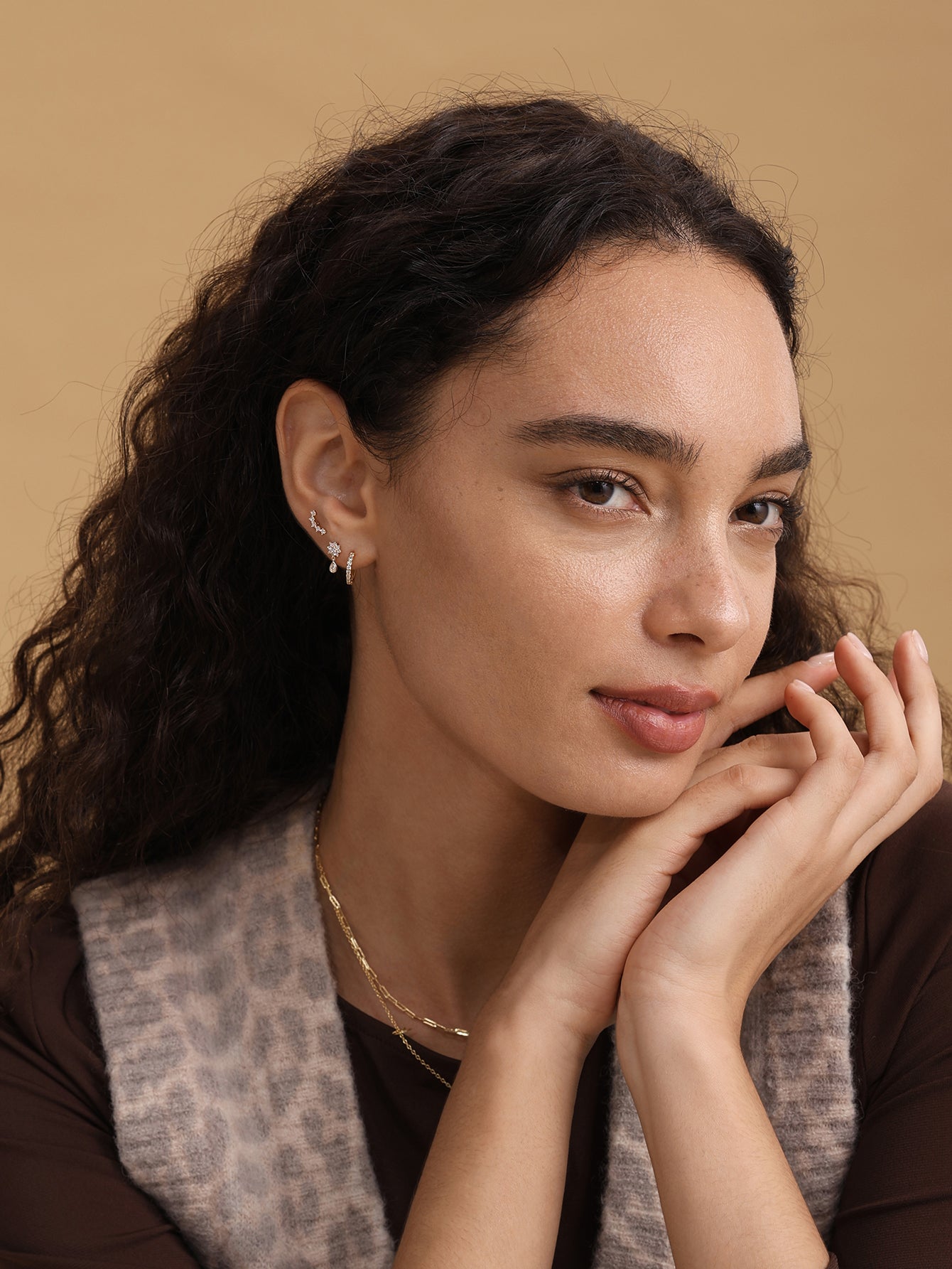 Clou de perçage d'oreille avec pendentif fleur en or massif 14 carats