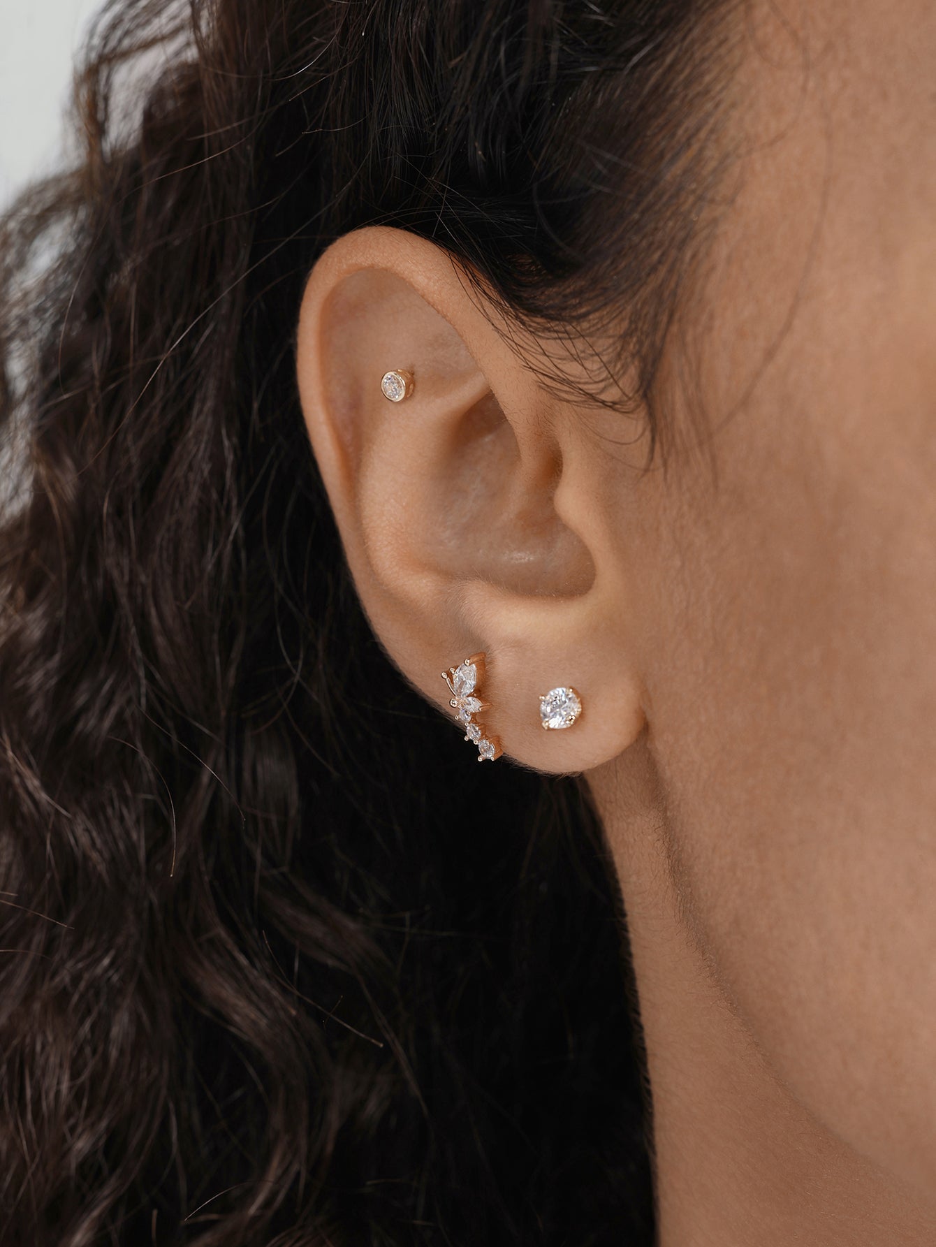 Kolczyk do przekłuwania uszu z 14-karatowego złota w kształcie latającego motyla