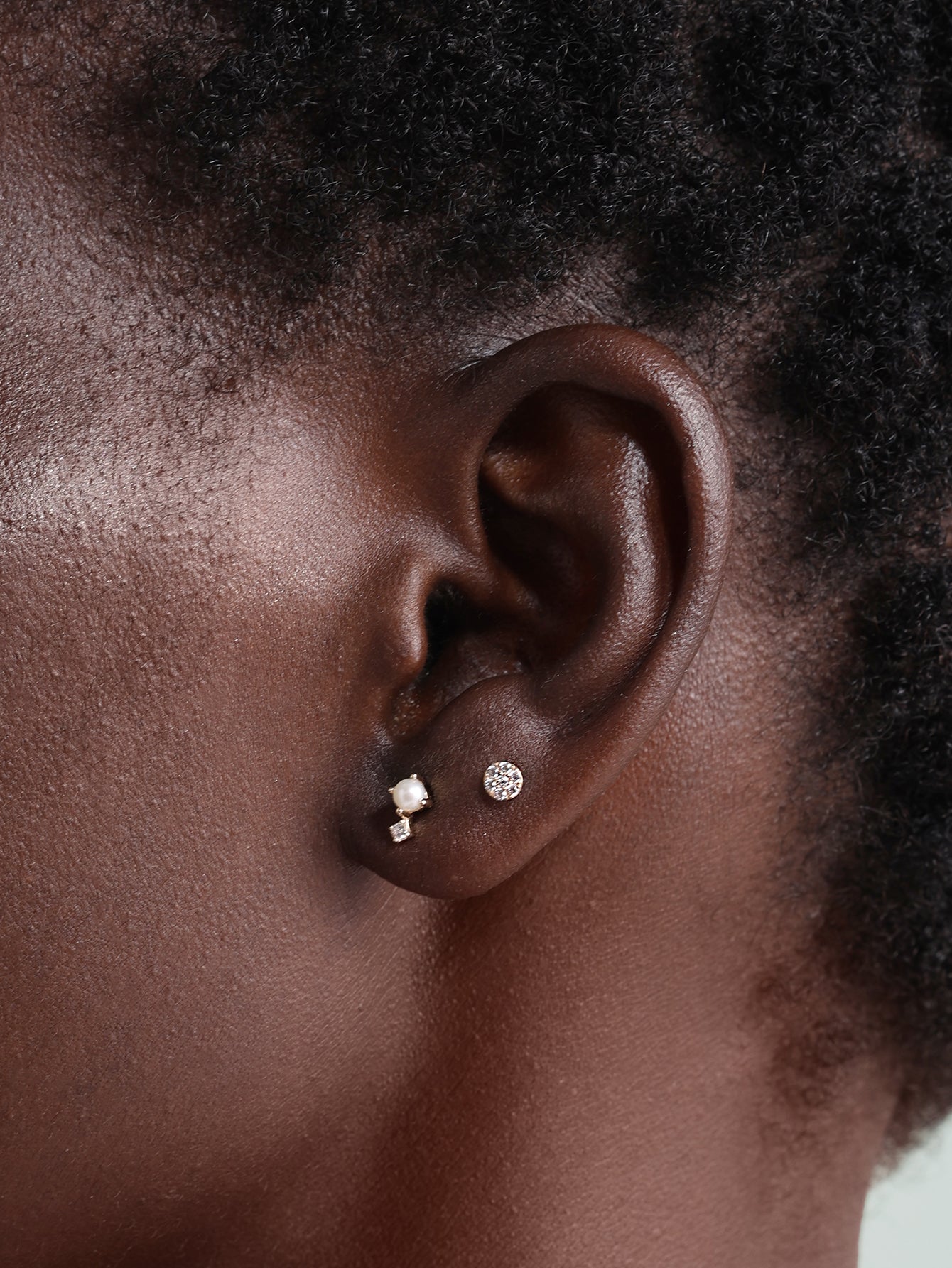 Kolczyki do przekłuwania uszu z 14-karatowego złota z perłą i cyrkonią