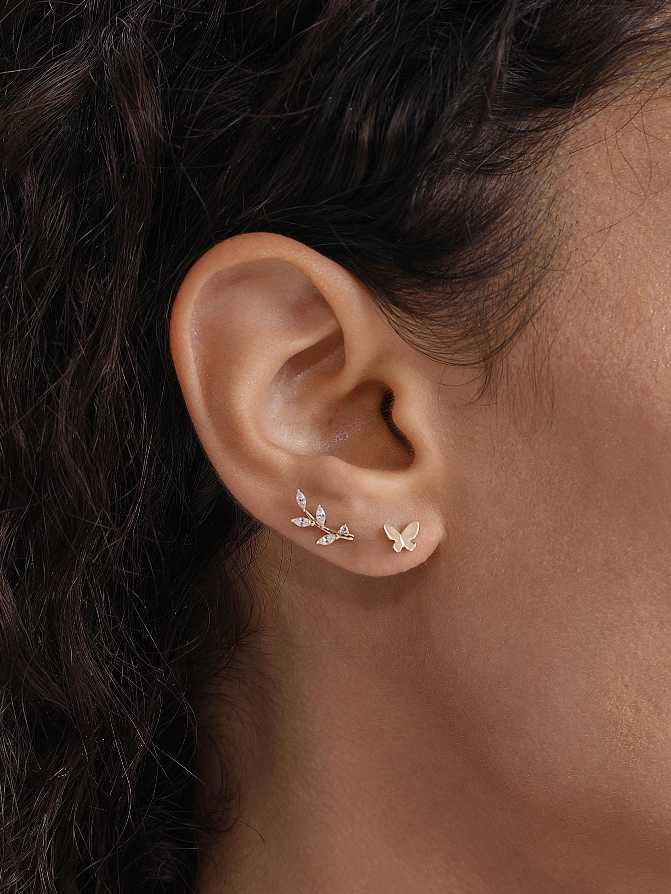 14K massief gouden vlinder glanzende oorpiercing Stud