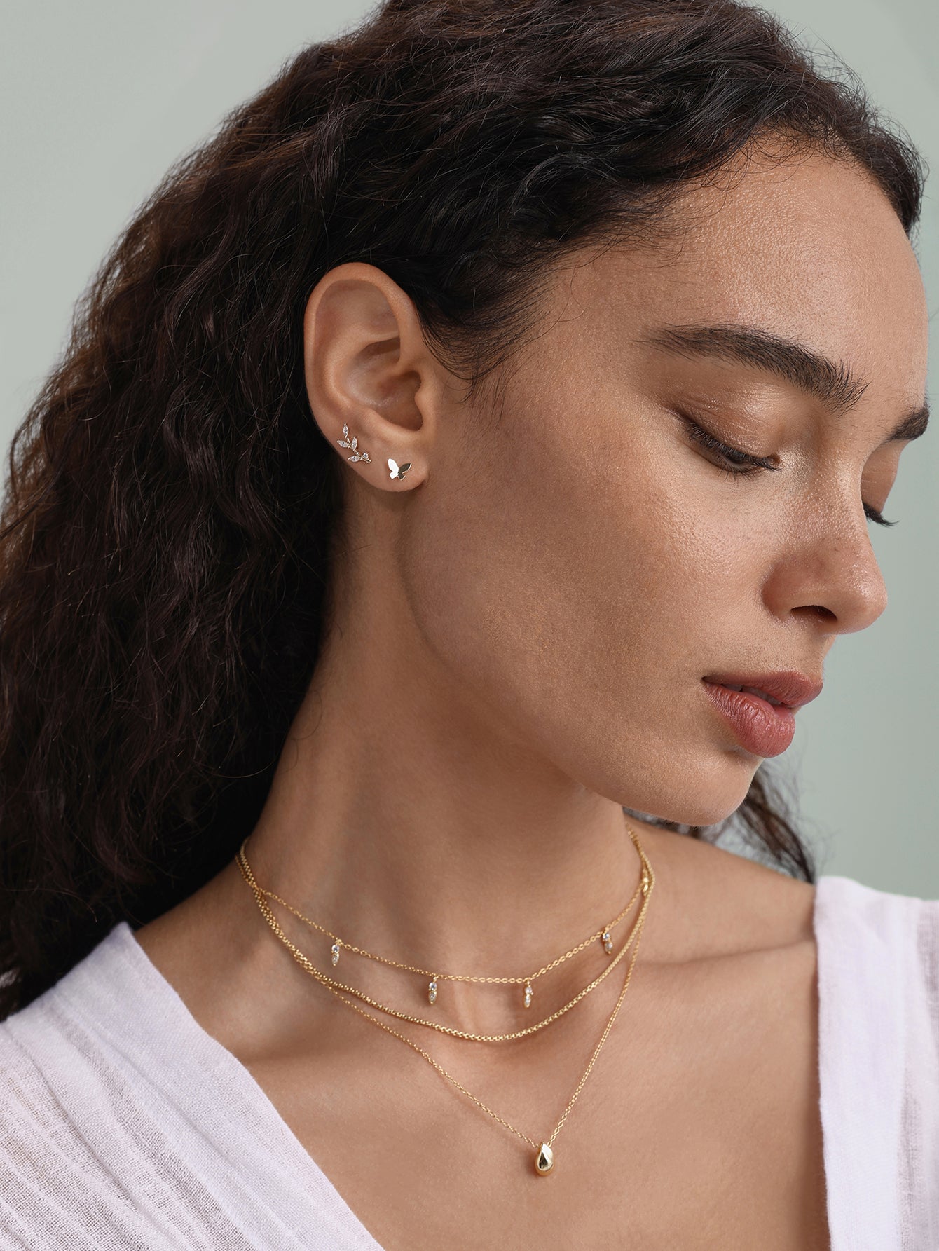 Parte trasera plana con circonita cúbica marquesa y hoja de oro macizo de 14 quilates.