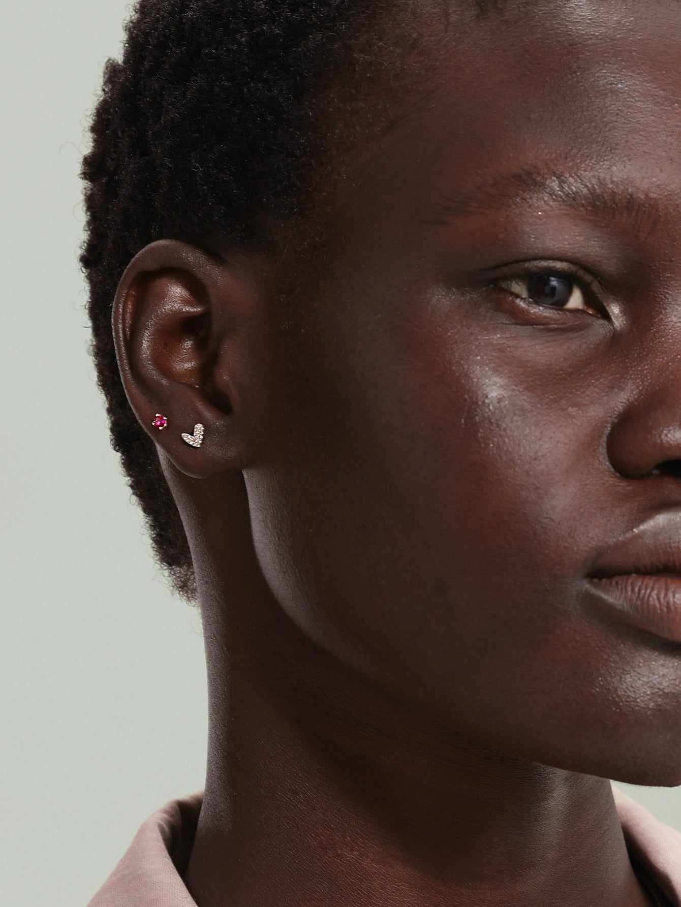 Piercing de orelha de zircão Love Me em ouro maciço 14K