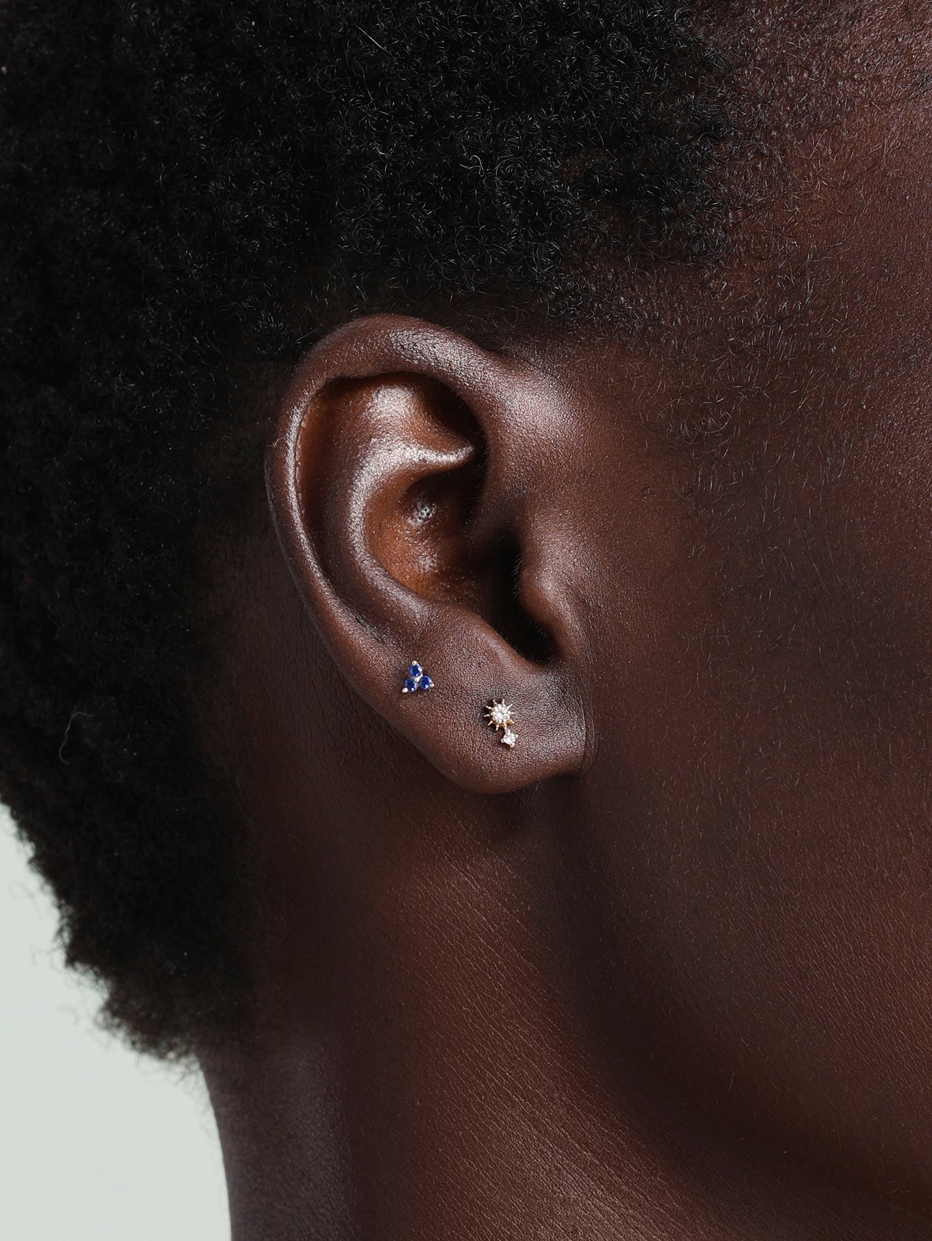 Pendiente de oreja con circonita y flor de sol de oro macizo de 14 quilates