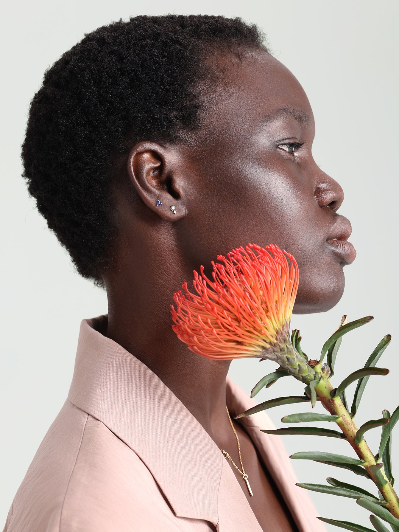 Pendiente de oreja con circonita y flor de sol de oro macizo de 14 quilates