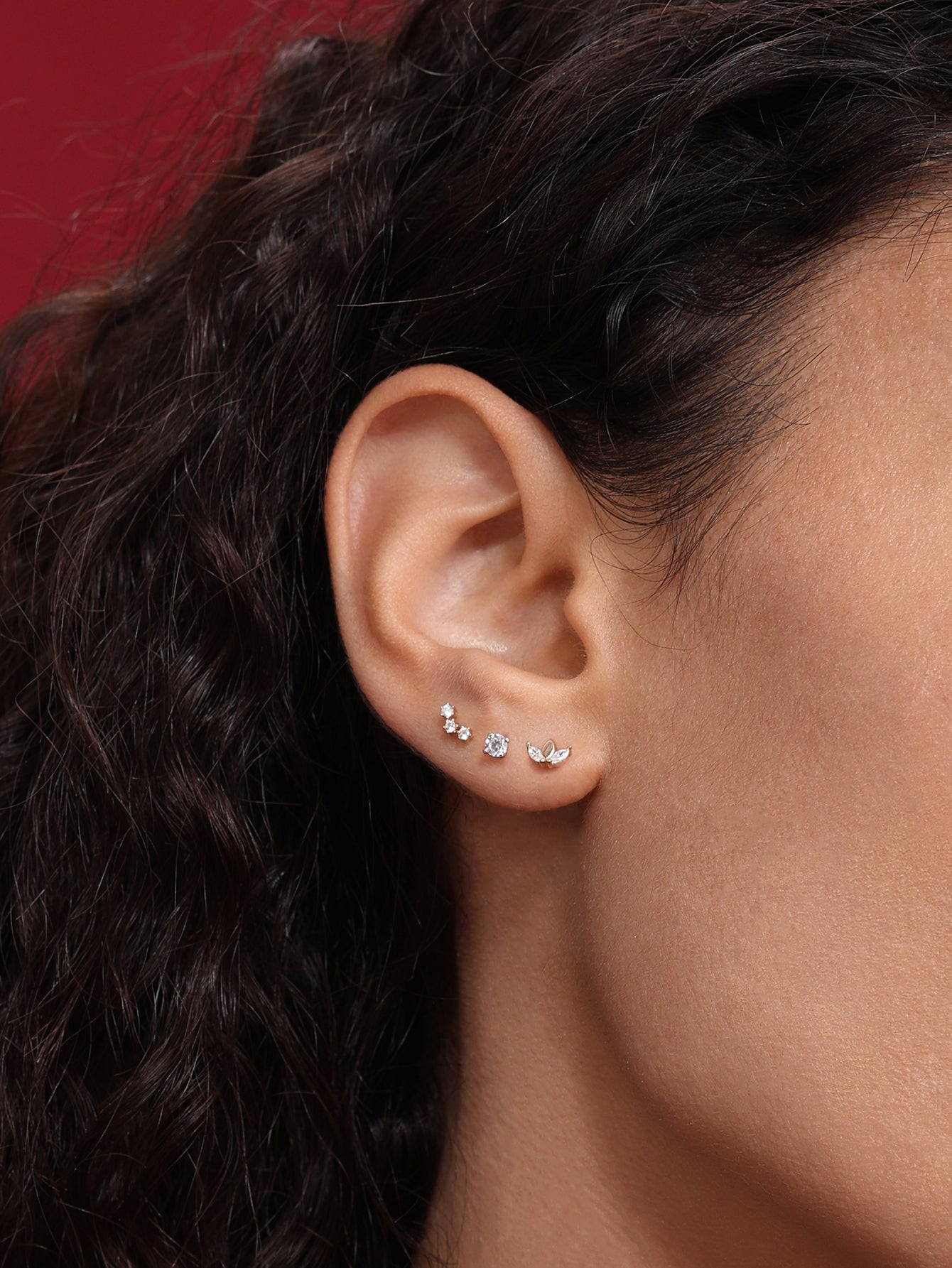 Piercing de oreja con triple estrella de oro macizo de 14 quilates