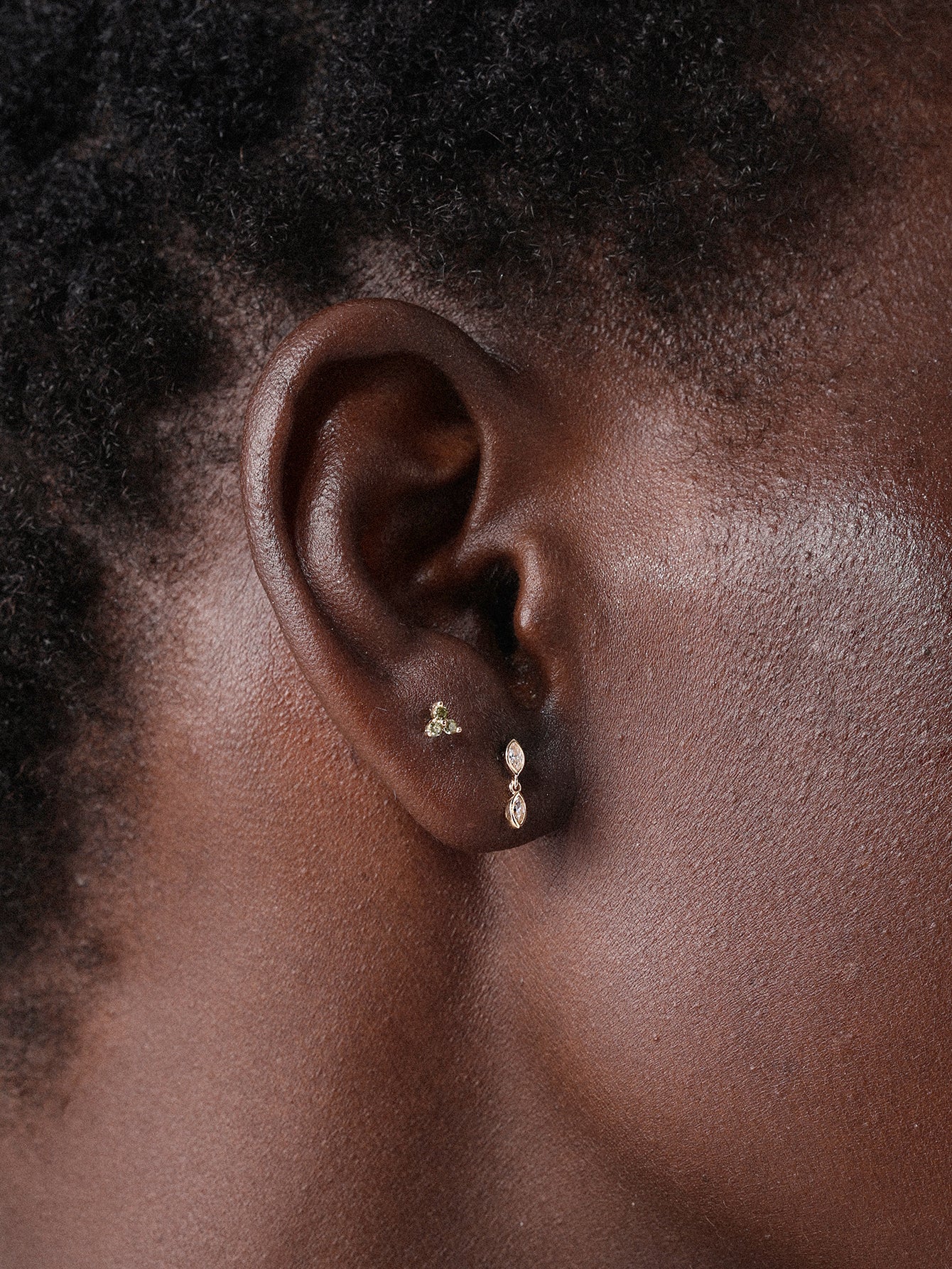 Clou de perçage d'oreille en zircon avec lunette marquise en or massif 14 carats