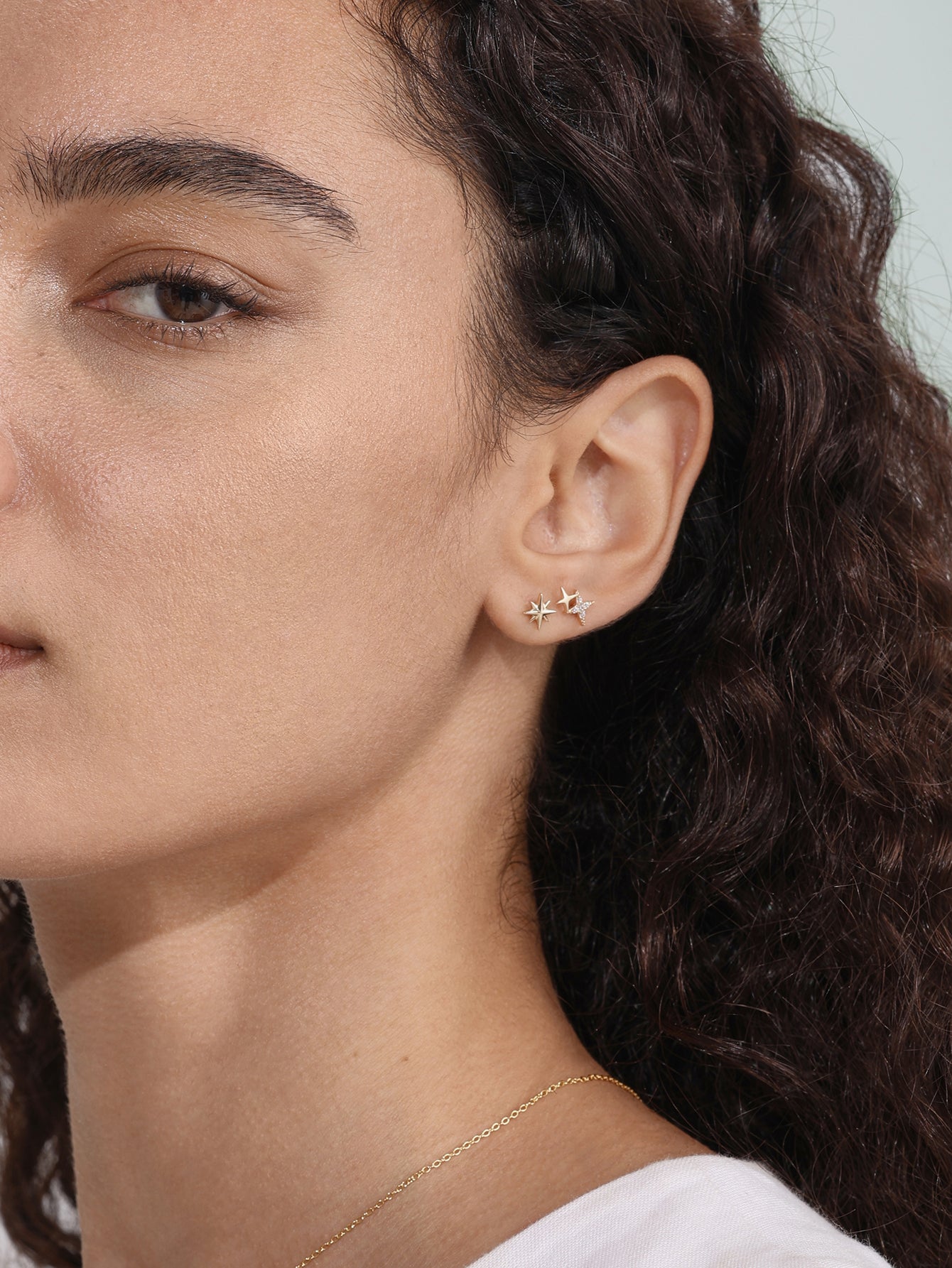 Piercing de oreja con brillo de estrellas gemelas de oro macizo de 14 quilates