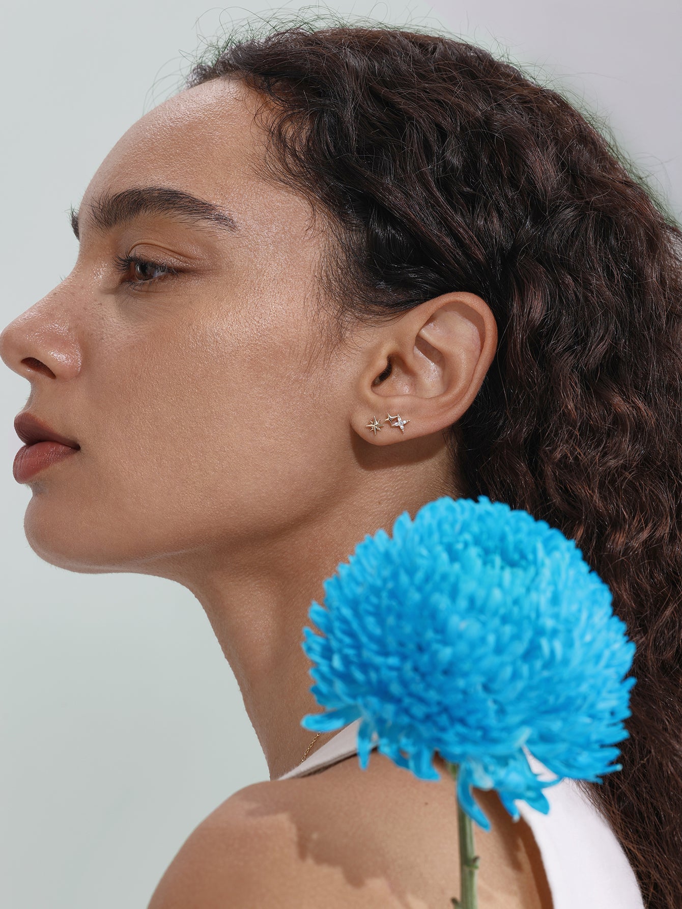 Piercing de oreja con brillo de estrellas gemelas de oro macizo de 14 quilates