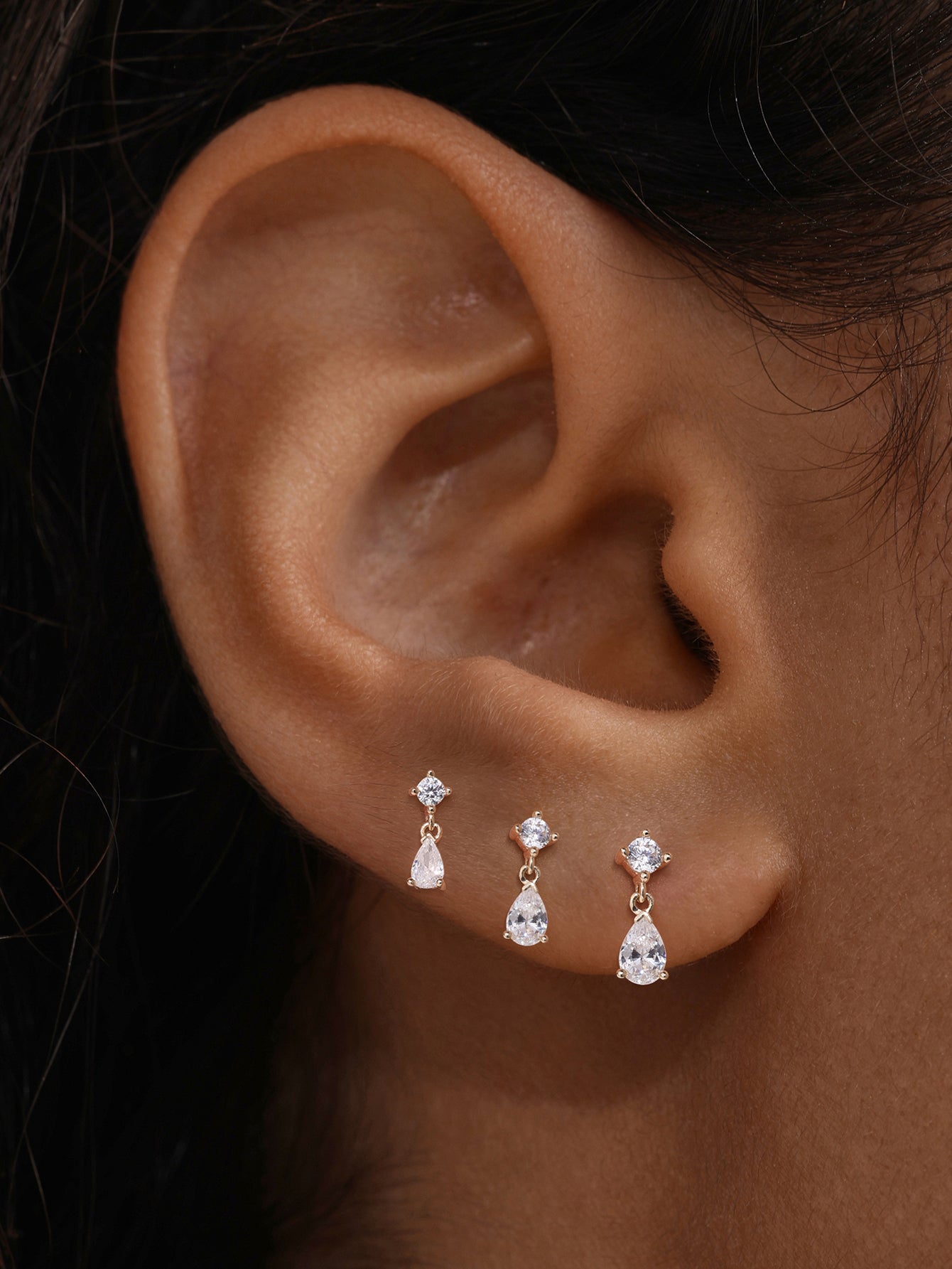 Piercing de orelha com pingente de lágrima em ouro maciço 14K