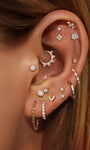 KOSINER Opal- und CZ-Ohrstecker in kuratiertem Ohrstapel, Tragus-Piercing