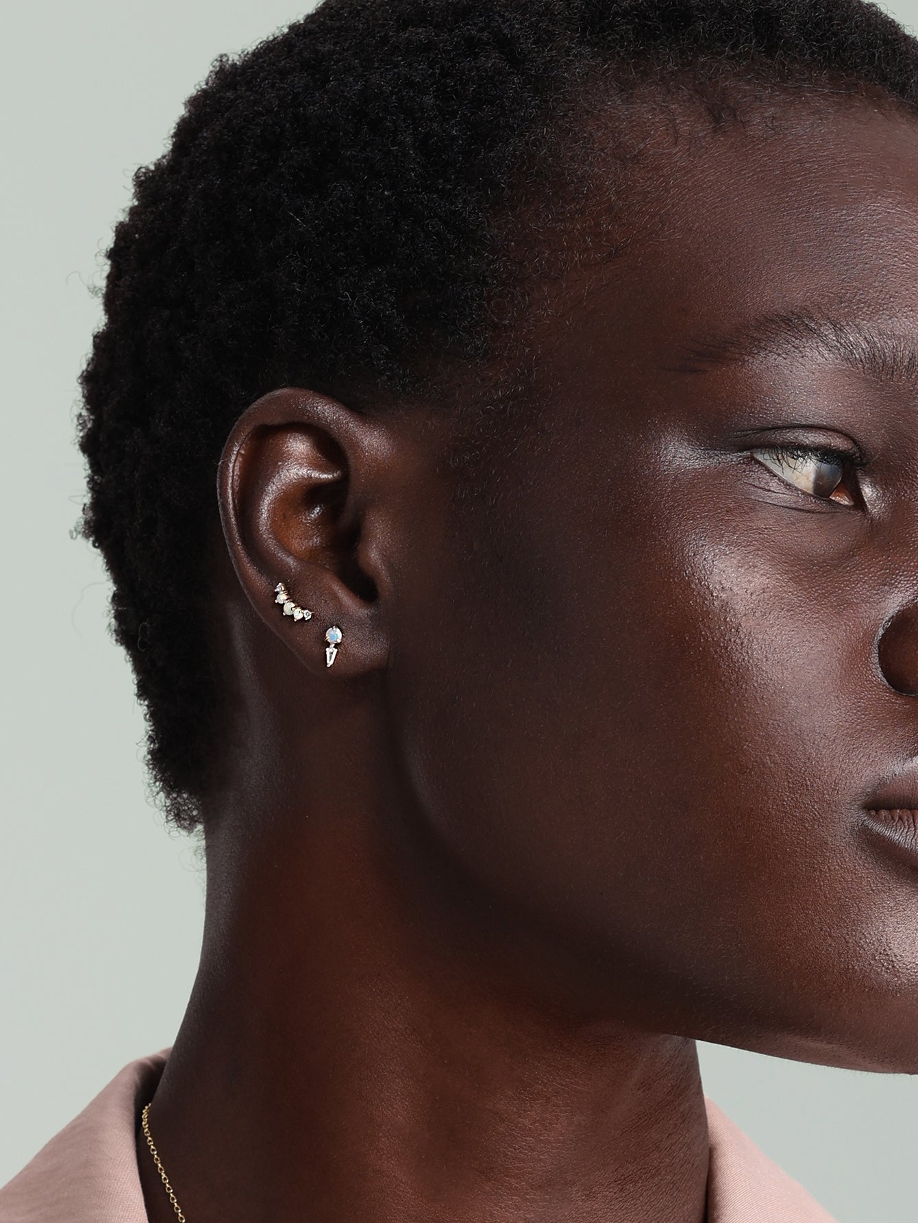 Brincos clássicos de opala com conjunto de pinos em ouro maciço 14K