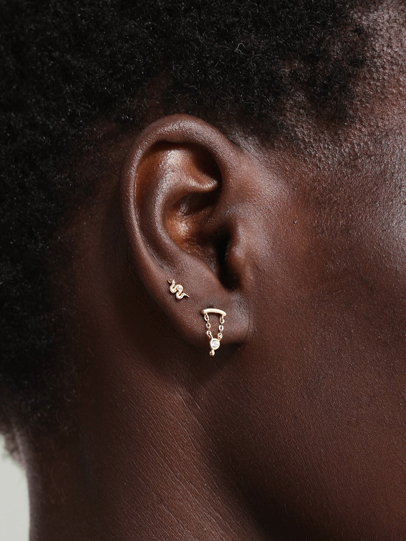 Borchia piatta con catena in oro massiccio 14 carati