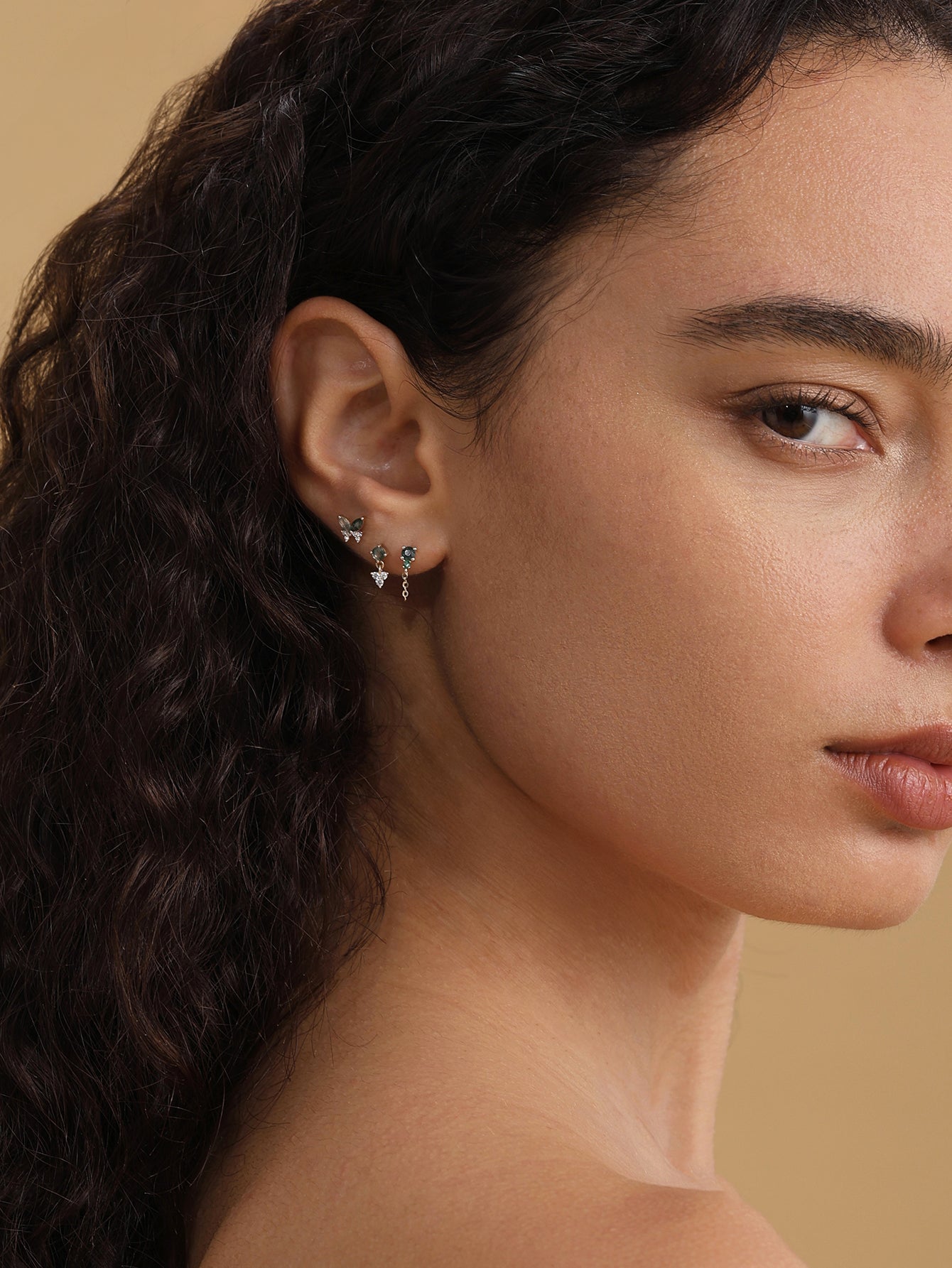 Goujon à dos plat papillon en agate mousse en or massif 14 carats