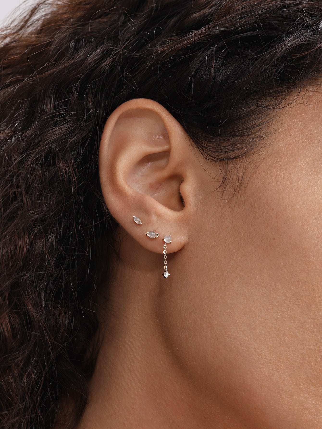 Runder Mondstein-Ohrstecker aus 14-karätigem Massivgold mit flacher Rückseite