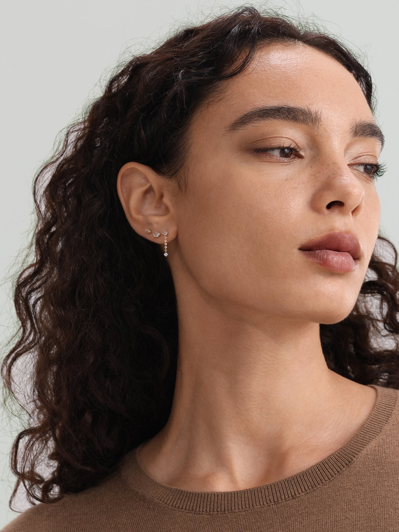 Runder Mondstein-Ohrstecker aus 14-karätigem Massivgold mit flacher Rückseite