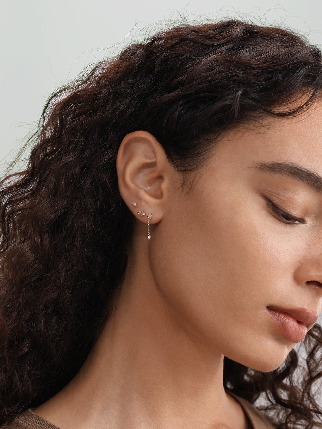 14-karätiger Marquise-Mondstein-Ohrstecker aus massivem Gold mit flacher Rückseite