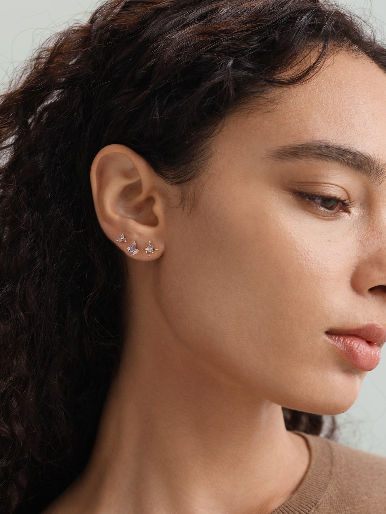 Ohrstecker aus 14-karätigem Massivgold mit Trinity-Mondstein und flacher Rückseite