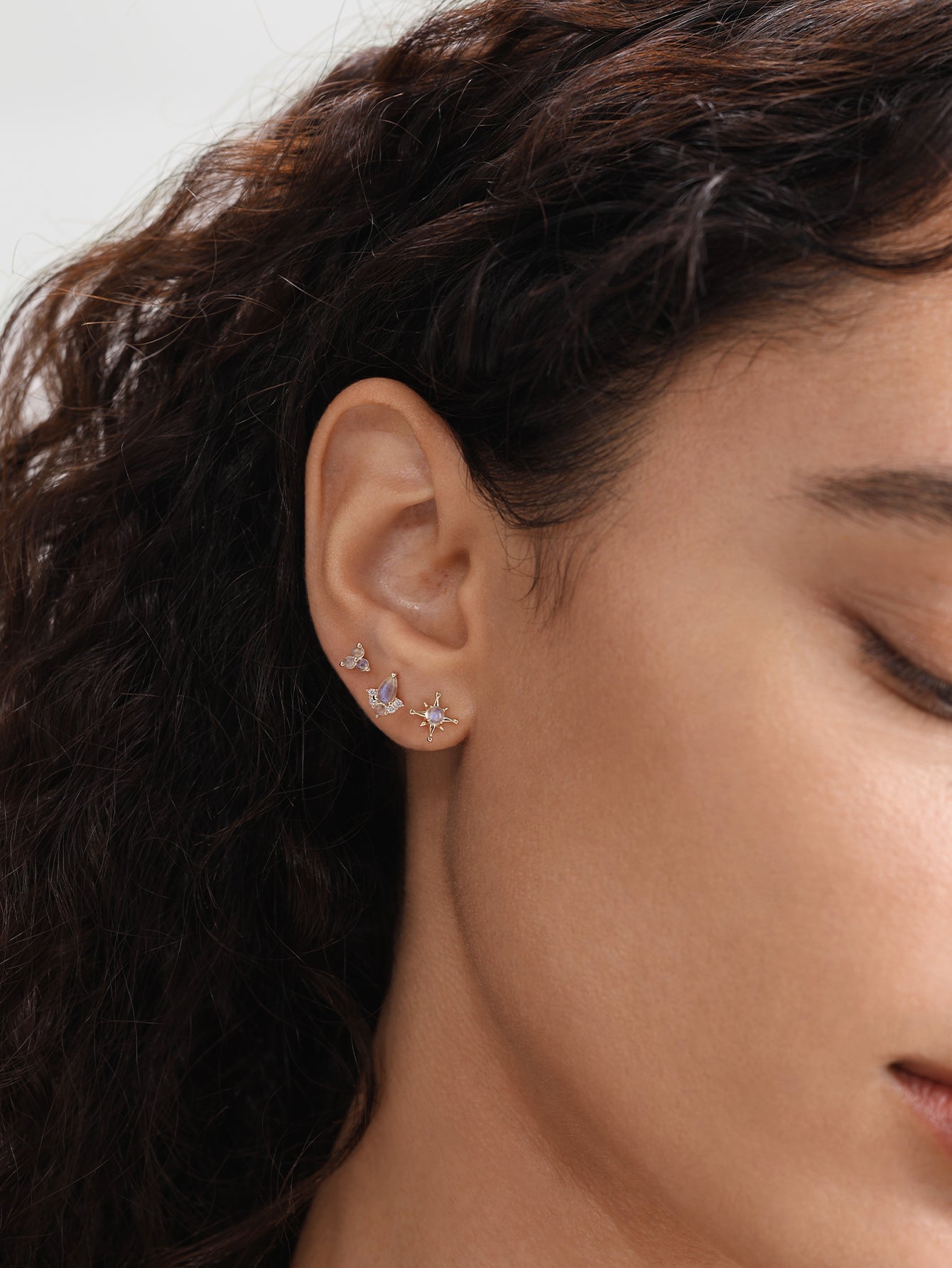 Tropfenförmiger Mondstein-Ohrstecker aus 14-karätigem Gold mit flacher Rückseite