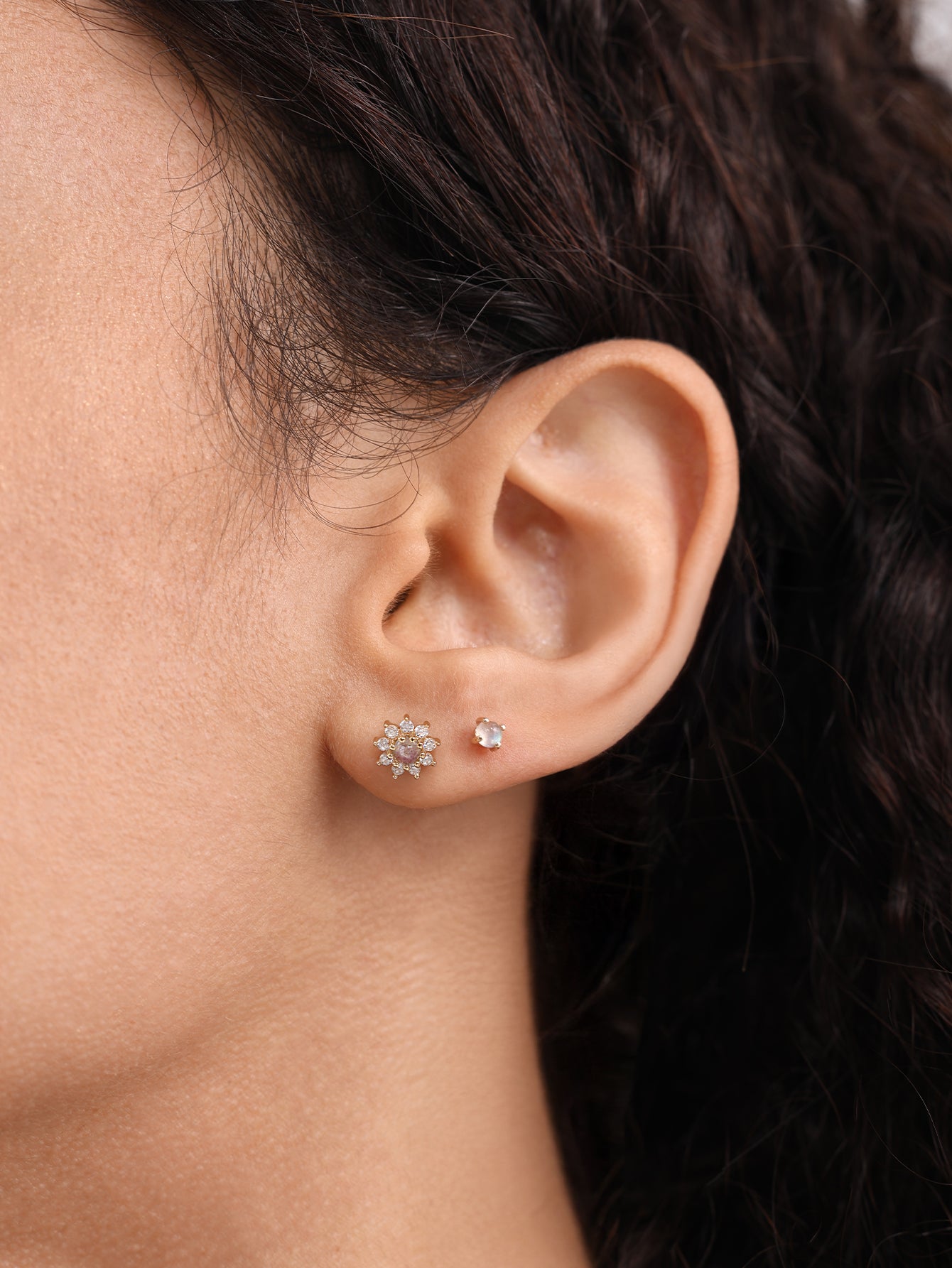 Stud de pedra lunar de girassol em ouro maciço 14K