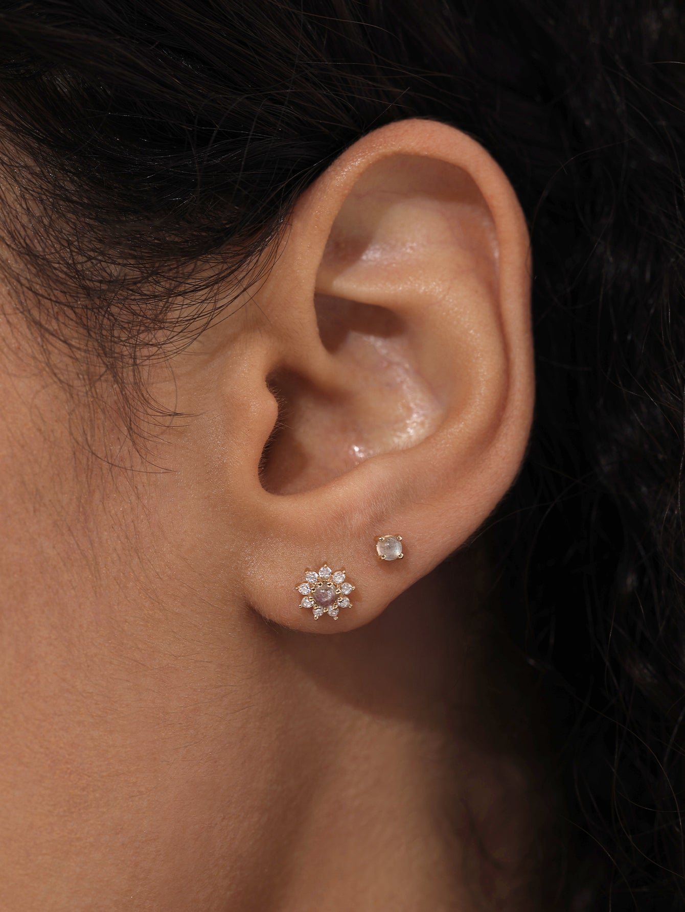 Ohrstecker aus 14-karätigem Massivgold mit Mikromondstein und flacher Rückseite