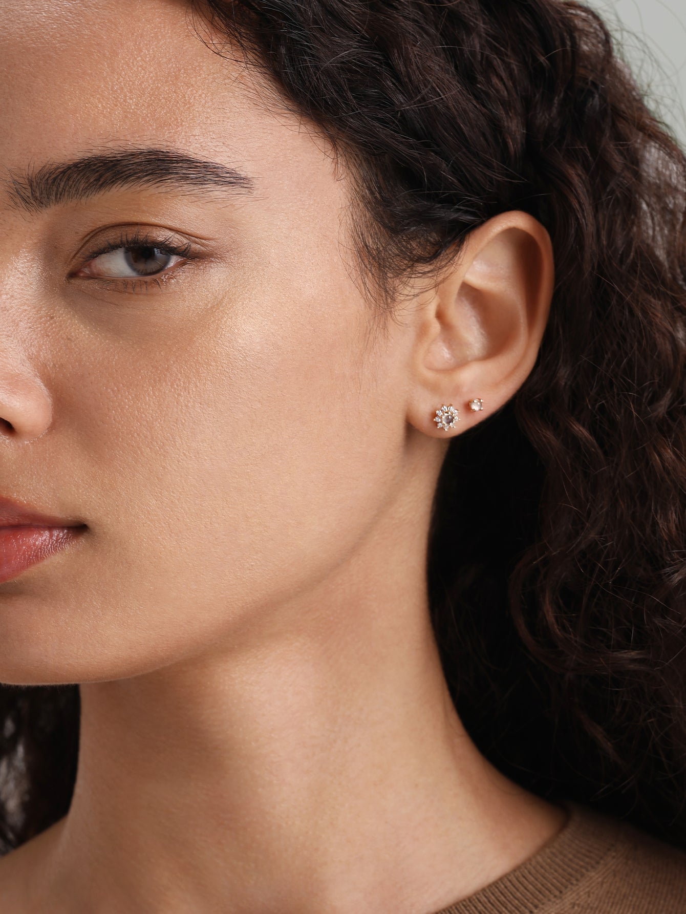 Stud de pedra lunar de girassol em ouro maciço 14K